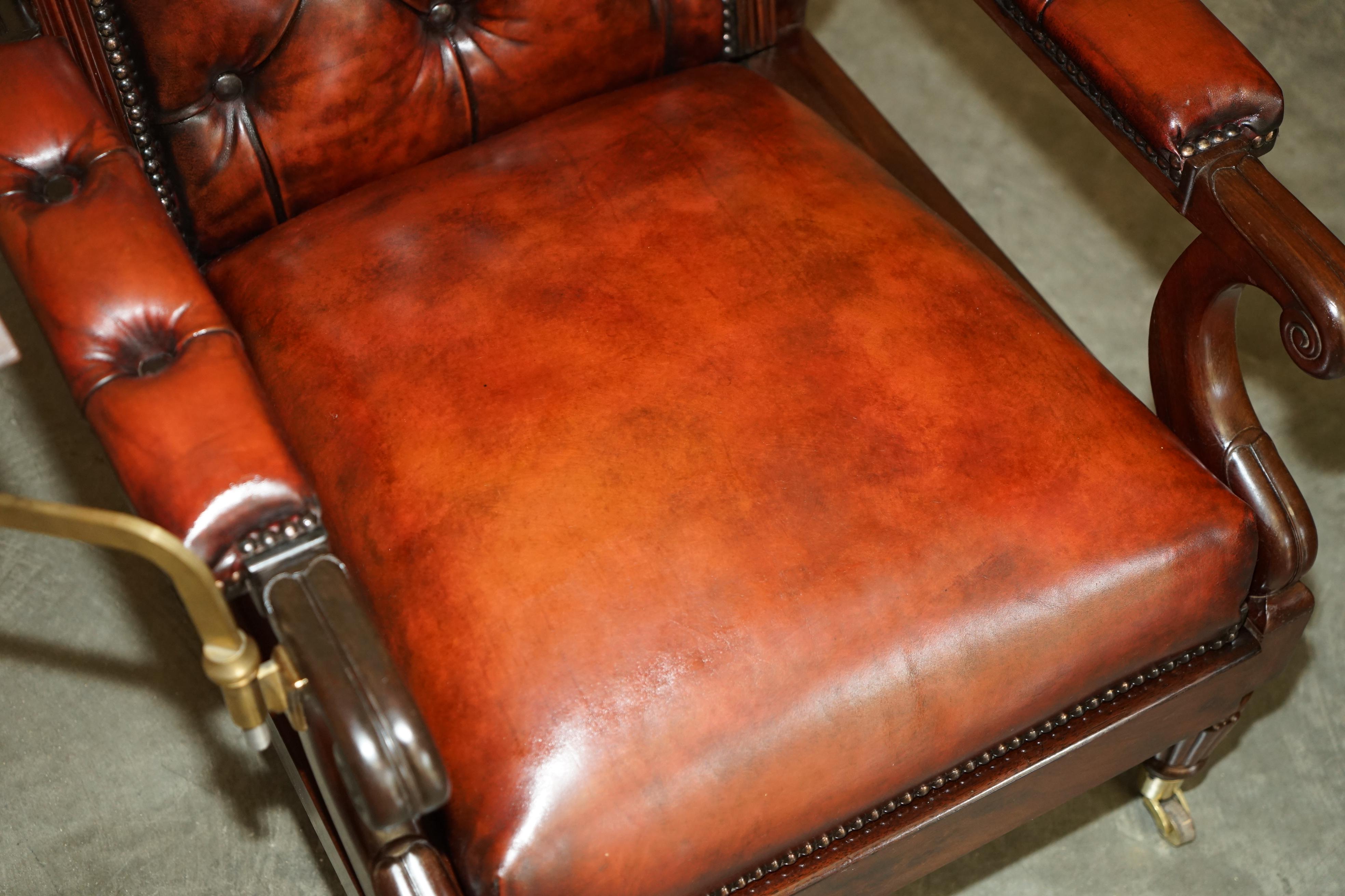 Metà XIX secolo ANTIQUE WILLIAM IV Chesterfield OXBLOOD LEATHER RECLINING ARMCHAiR WRITING SLOPE in vendita