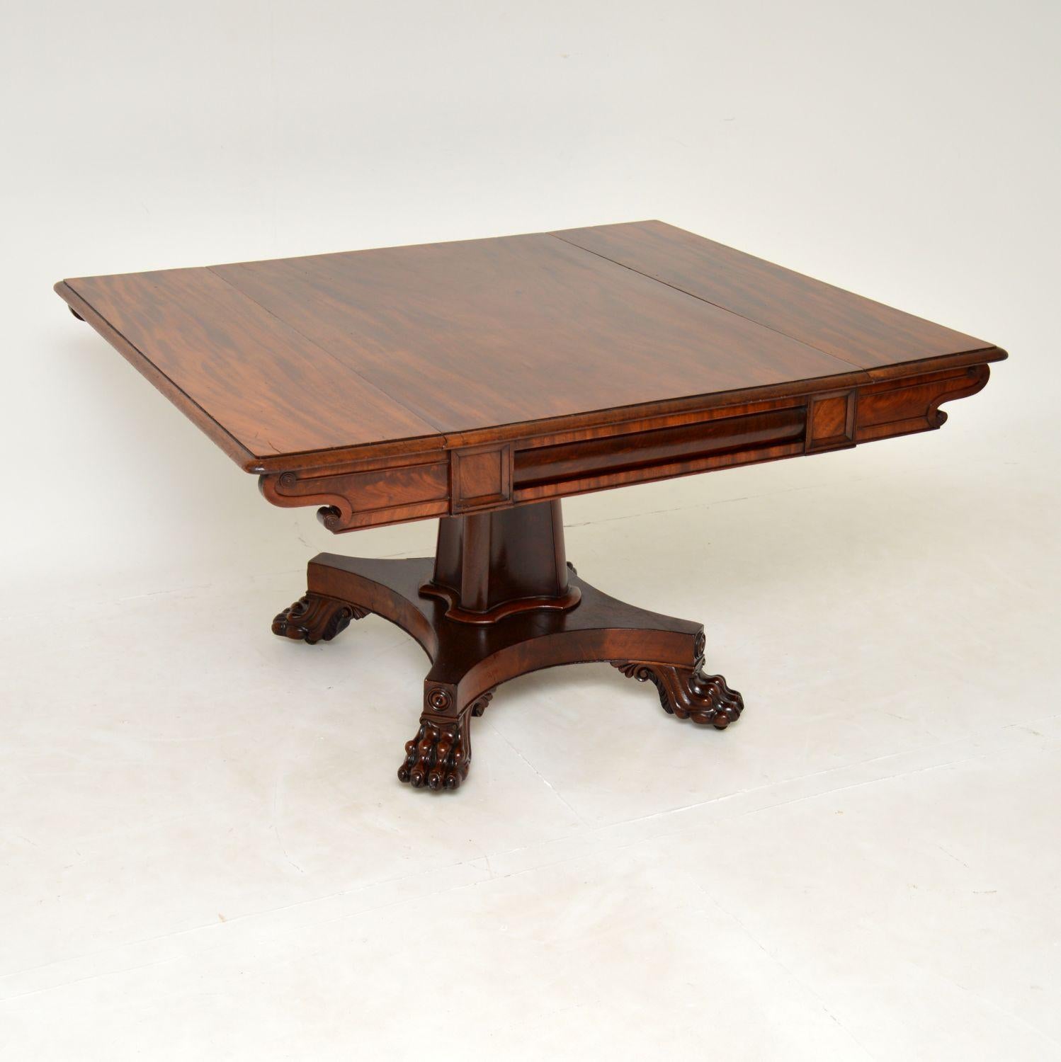 A fantastic original William IV period drop leaf table in solid wood. This was made in England, it dates from around 1830-1840 period.

The quality is absolutely amazing, it sits on a superb central column with a wide platform base, and finely