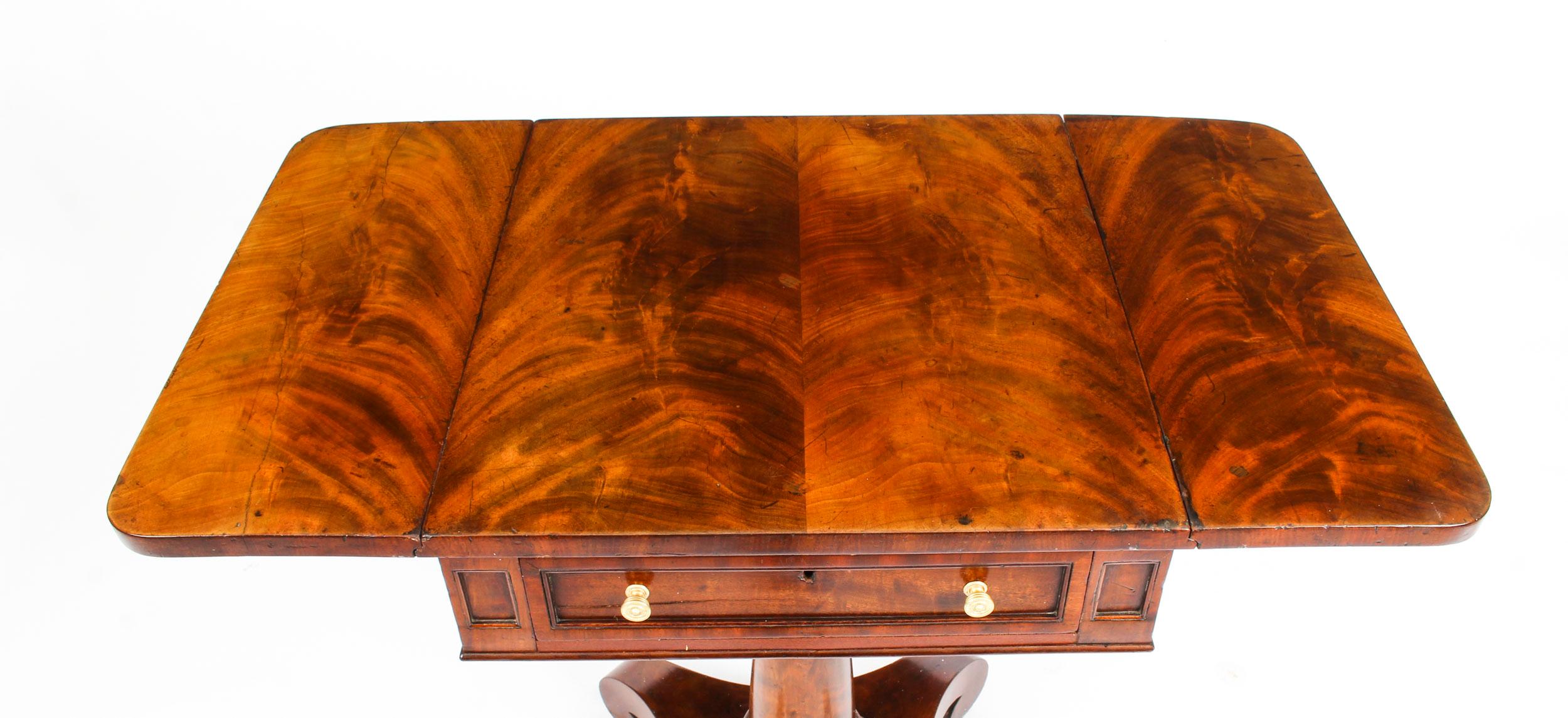 Antique William IV Flame Mahogany Drop-Leaf Work Table, 19th Century In Good Condition In London, GB