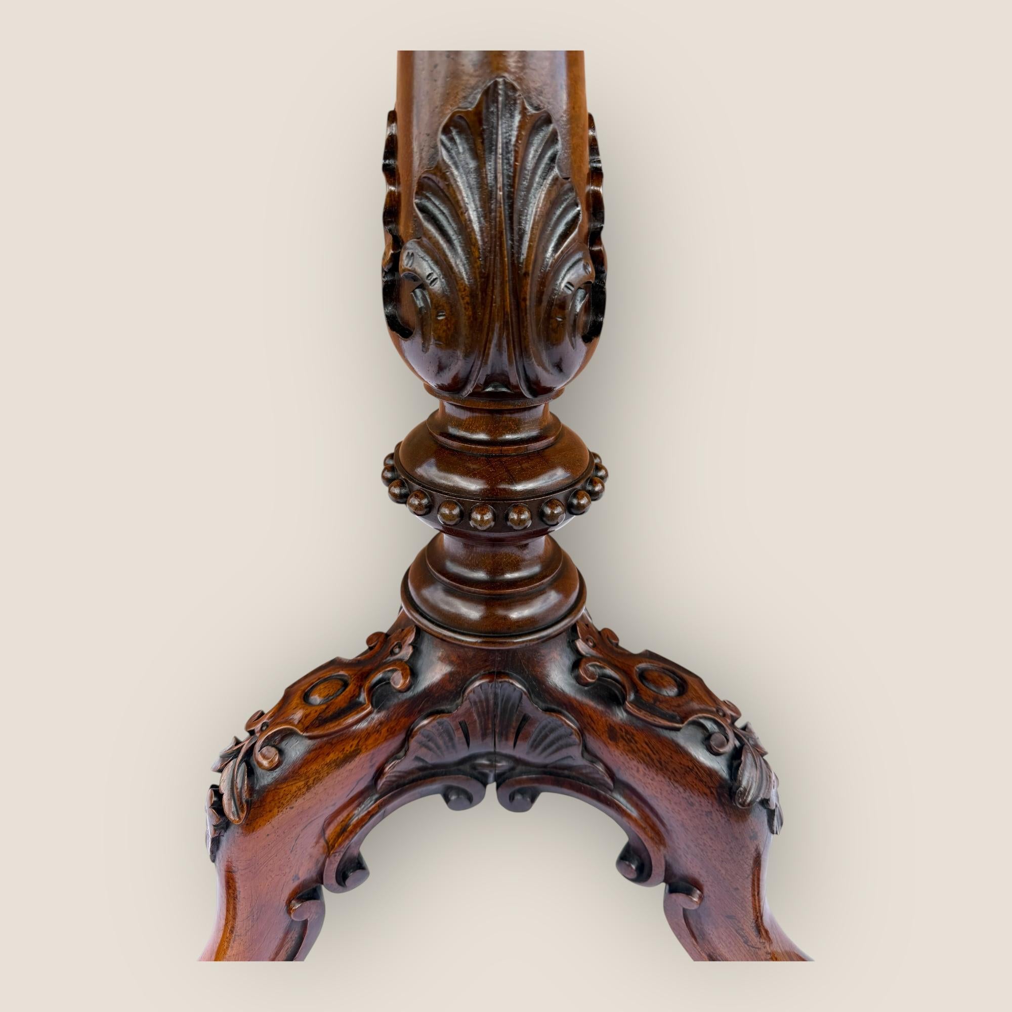 Ancienne table à trépied en bois de rose sculpté et inclinable, écran de cheminée William IV Williams en vente 4