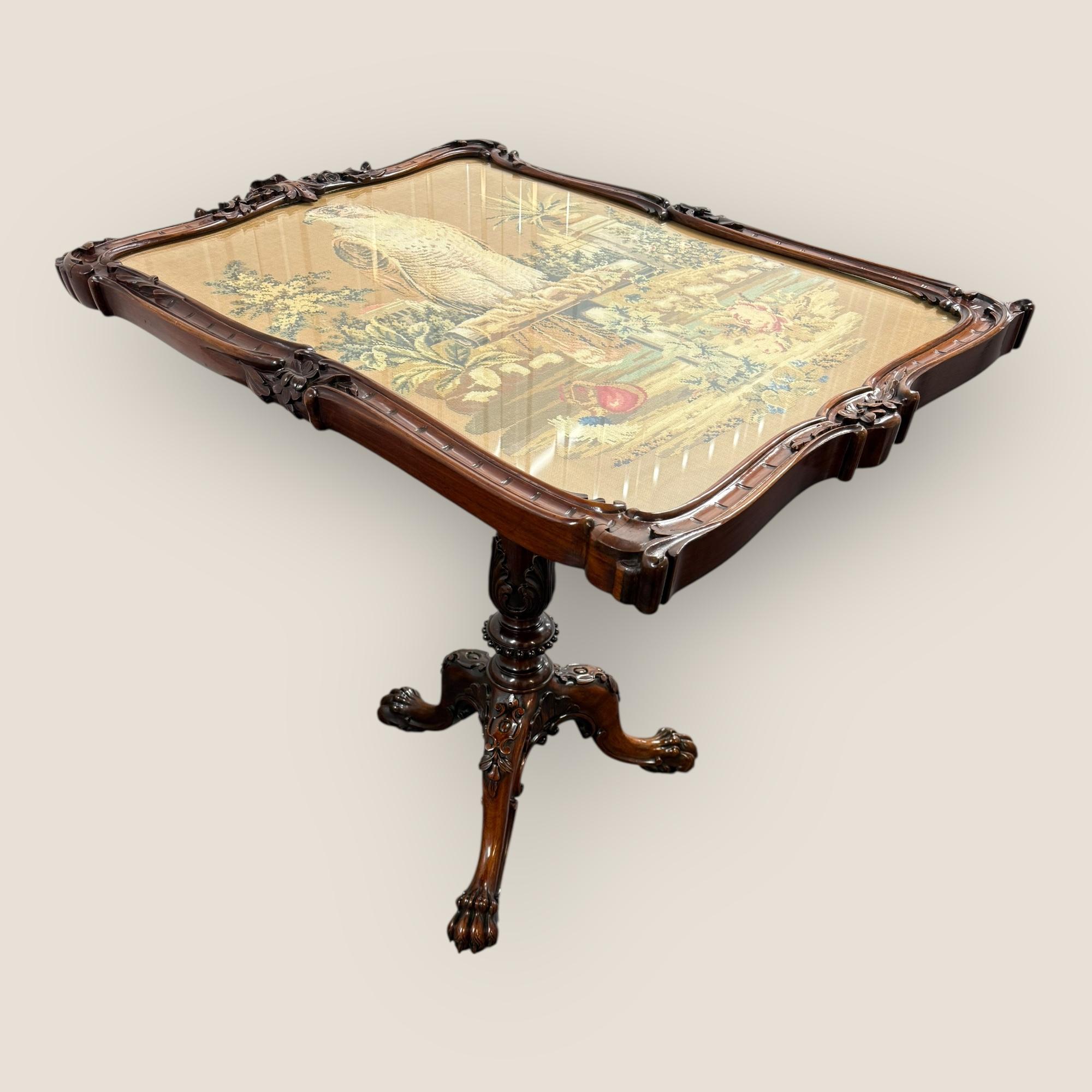 Laiton Ancienne table à trépied en bois de rose sculpté et inclinable, écran de cheminée William IV Williams en vente