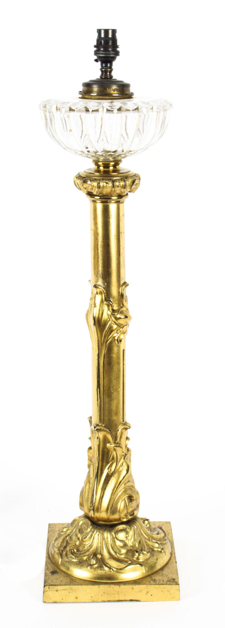 Une grande, 72cm, belle lampe de table anglaise William IV, vers 1835 en date.

Cette lampe remarquable est dotée d'un récepteur en verre d'origine, d'un design classique William IV et a été convertie à partir d'une lampe à huile Palmer des années