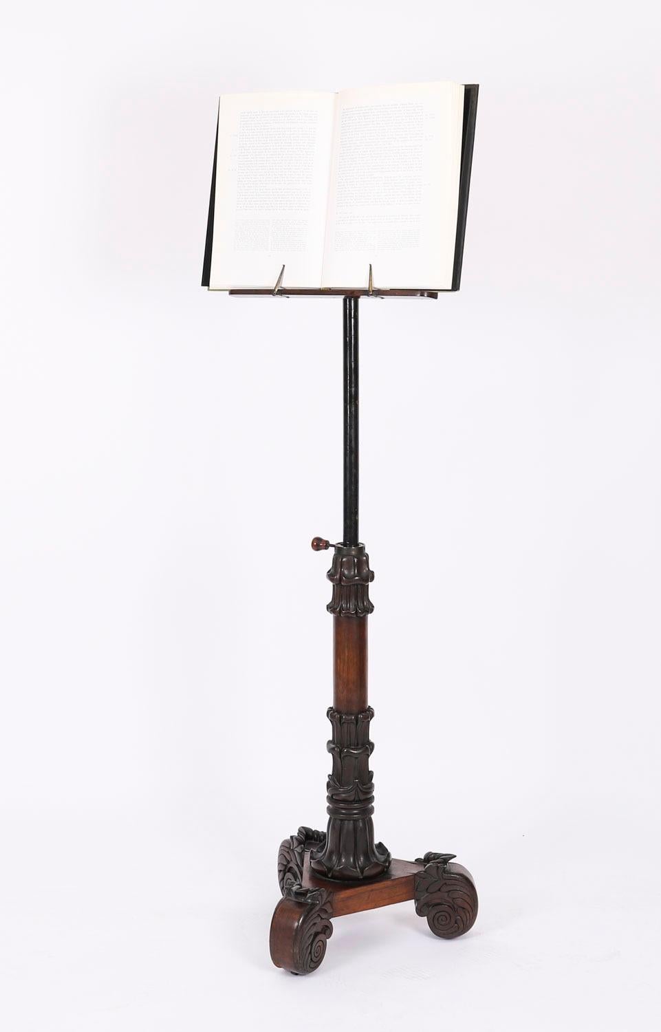 Ce beau pupitre réglable William IV Gonçalo Alves date d'environ 1830.

Le support multipositions est doté d'un plateau ascendant, d'une pente en X, d'un porte-livre ou d'un porte-musique. Une colonne sculptée de motifs floraux est placée en
