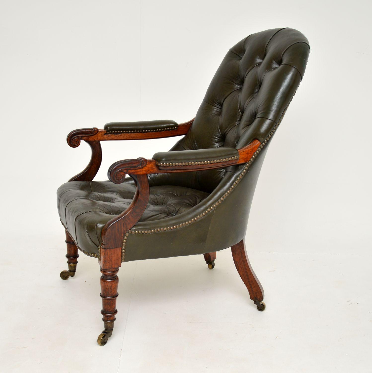 An excellent original antique William IV period spoon back armchair in solid wood and leather. This was made in England, it dates from around the 1830-40’s period.

It is of super quality, with fine carving and beautiful deep buttoned leather