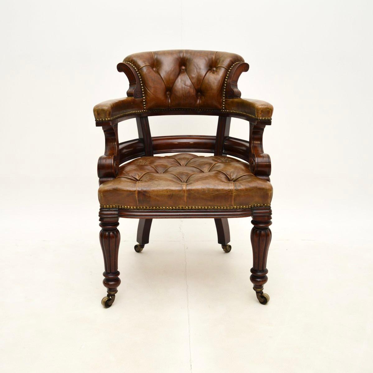 A fine antique William IV leather desk chair. This was made in England, it dates from around the 1830-1840 period.

It is extremely well made, with a beautifully carved frame. The legs and spindles on the back are nicely turned, the legs sit on
