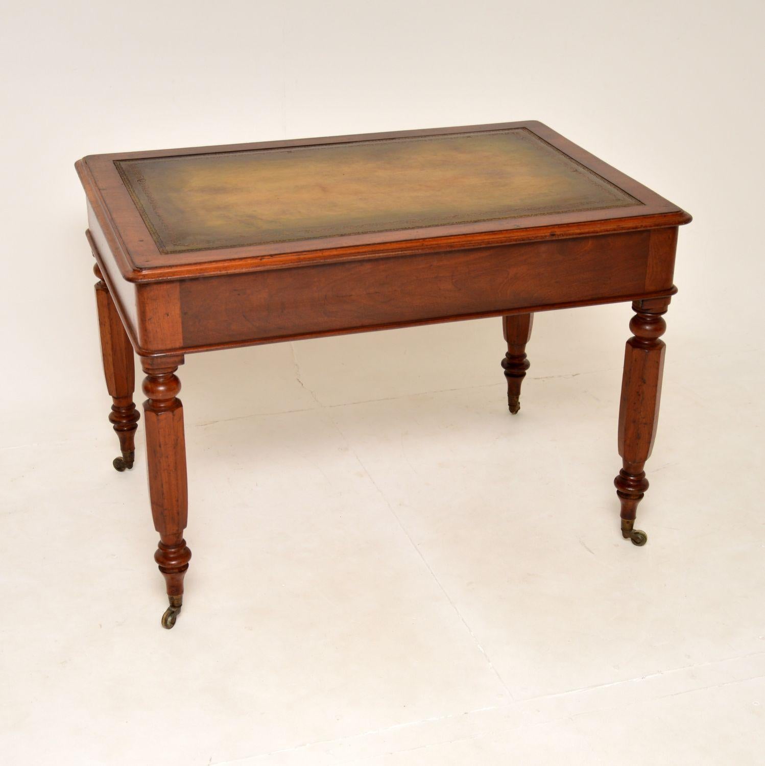 Milieu du XIXe siècle Ancienne table à écrire / bureau à dessus en cuir William IV en vente