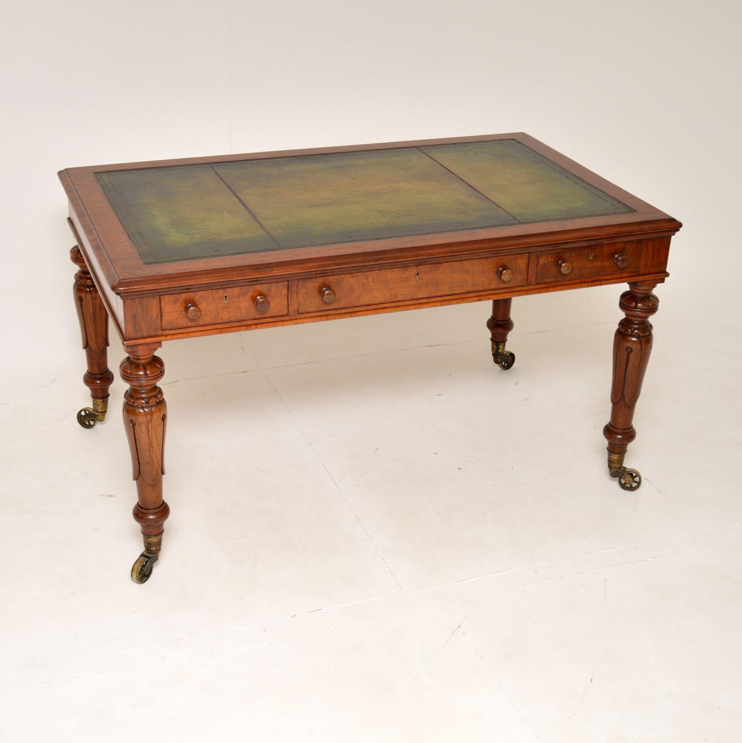 An outstanding antique writing table of the highest order. This was made in England, it dates from the William IV period of around 1830-1840.

It is of superb quality, this is one of the finest examples you could find. It is a great size and sits