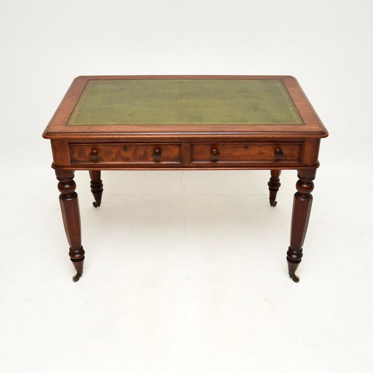 Un superbo tavolo da scrittura / scrivania con piano in pelle di William IV. Questo modello è stato realizzato in Inghilterra e risale all'incirca al periodo 1830-1840.

È di ottima qualità e poggia su gambe solide e ben tornite che terminano con