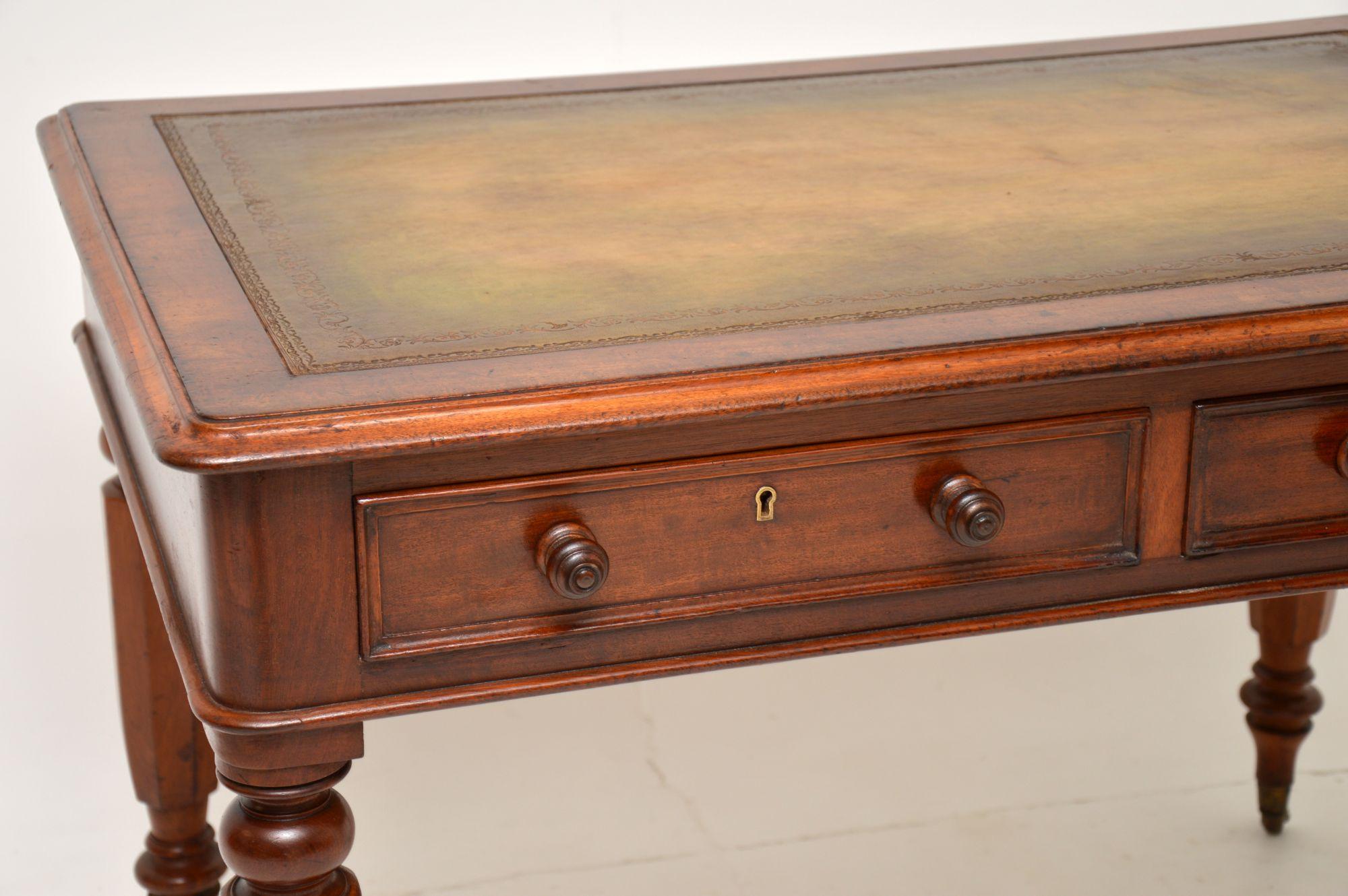 Ancienne table à écrire / bureau à dessus en cuir William IV en vente 3