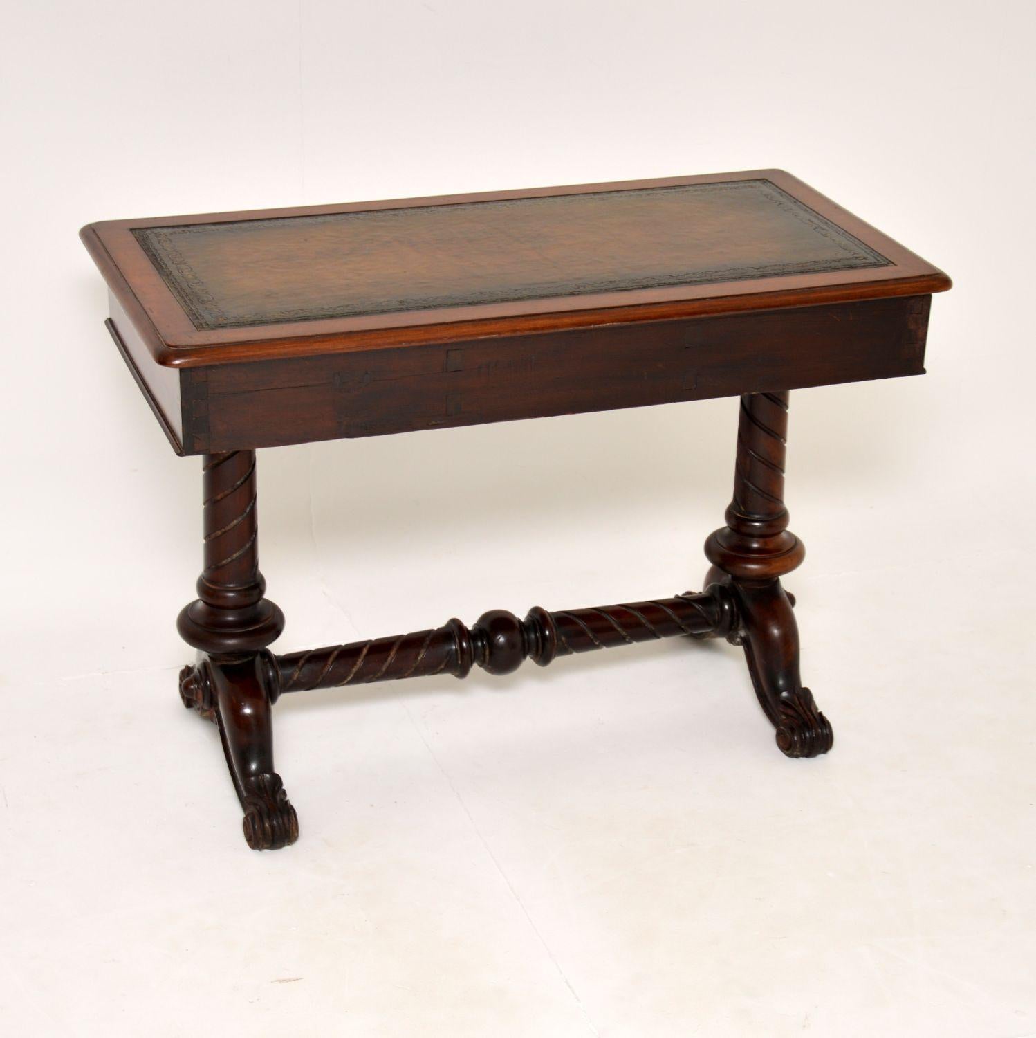 XIXe siècle  Ancienne table à écrire / bureau en cuir William IV en vente