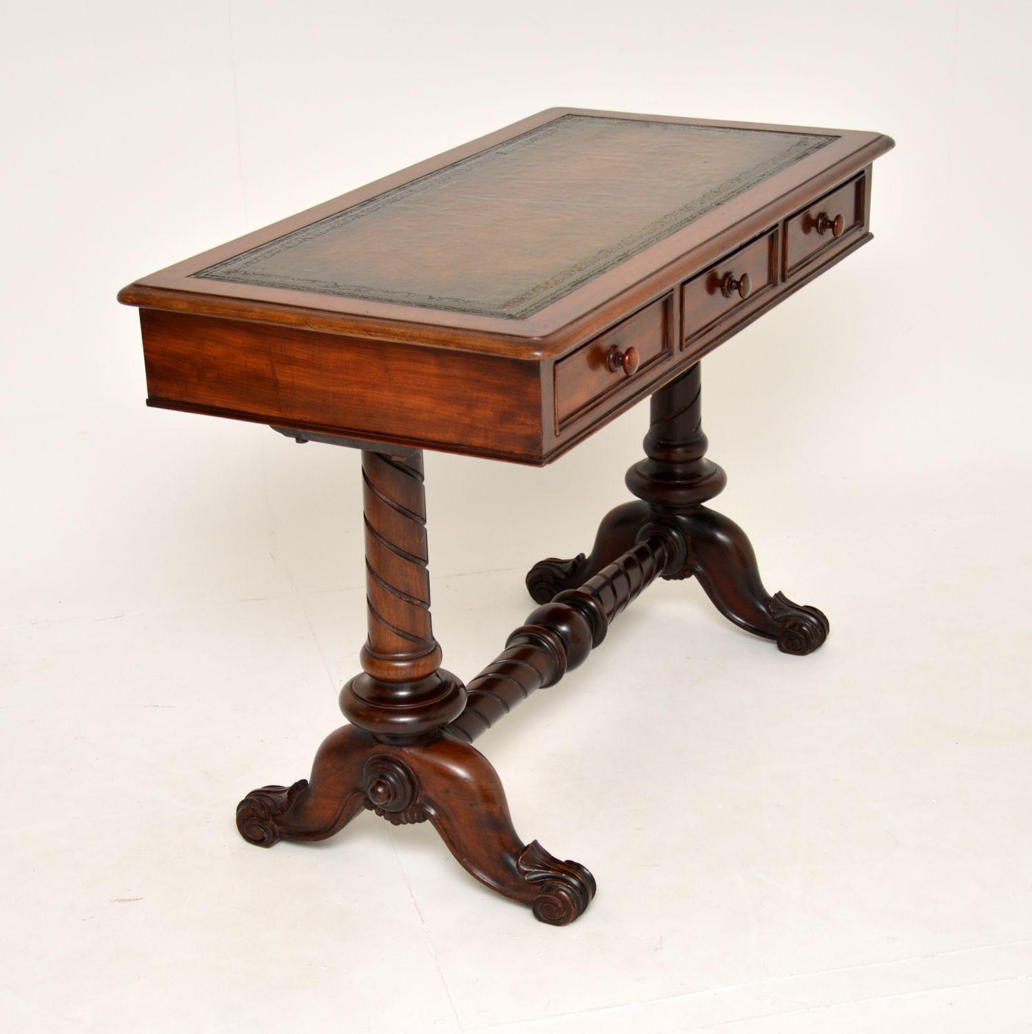 Anglais  Ancienne table à écrire / bureau en cuir William IV en vente