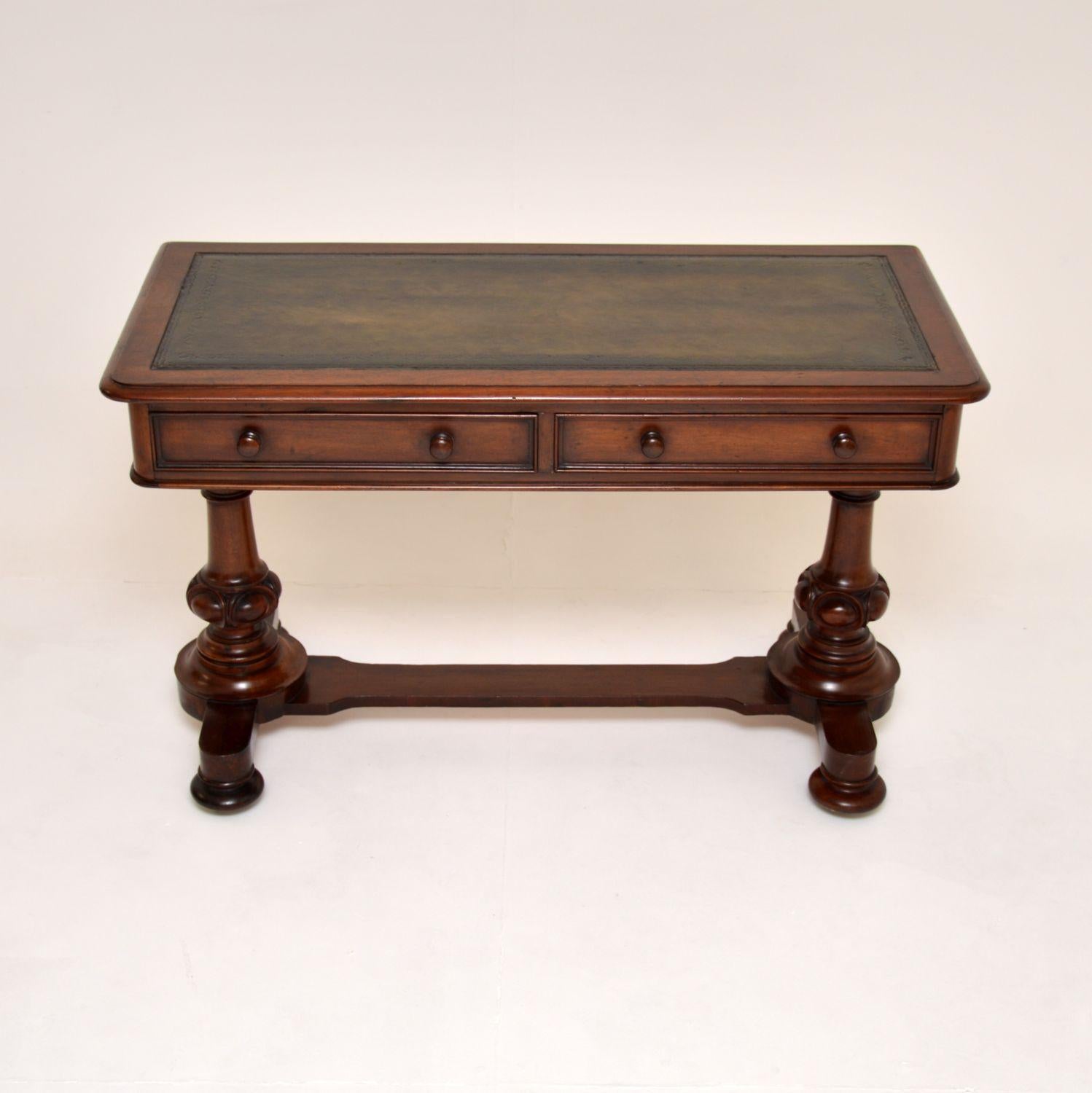 A superb antique William IV period writing desk. This was made in England, it dates from around 1830-1850.

The quality is outstanding, this is very well made and is a very useful size. The wood has a lovely colour tone and patina, this sits on