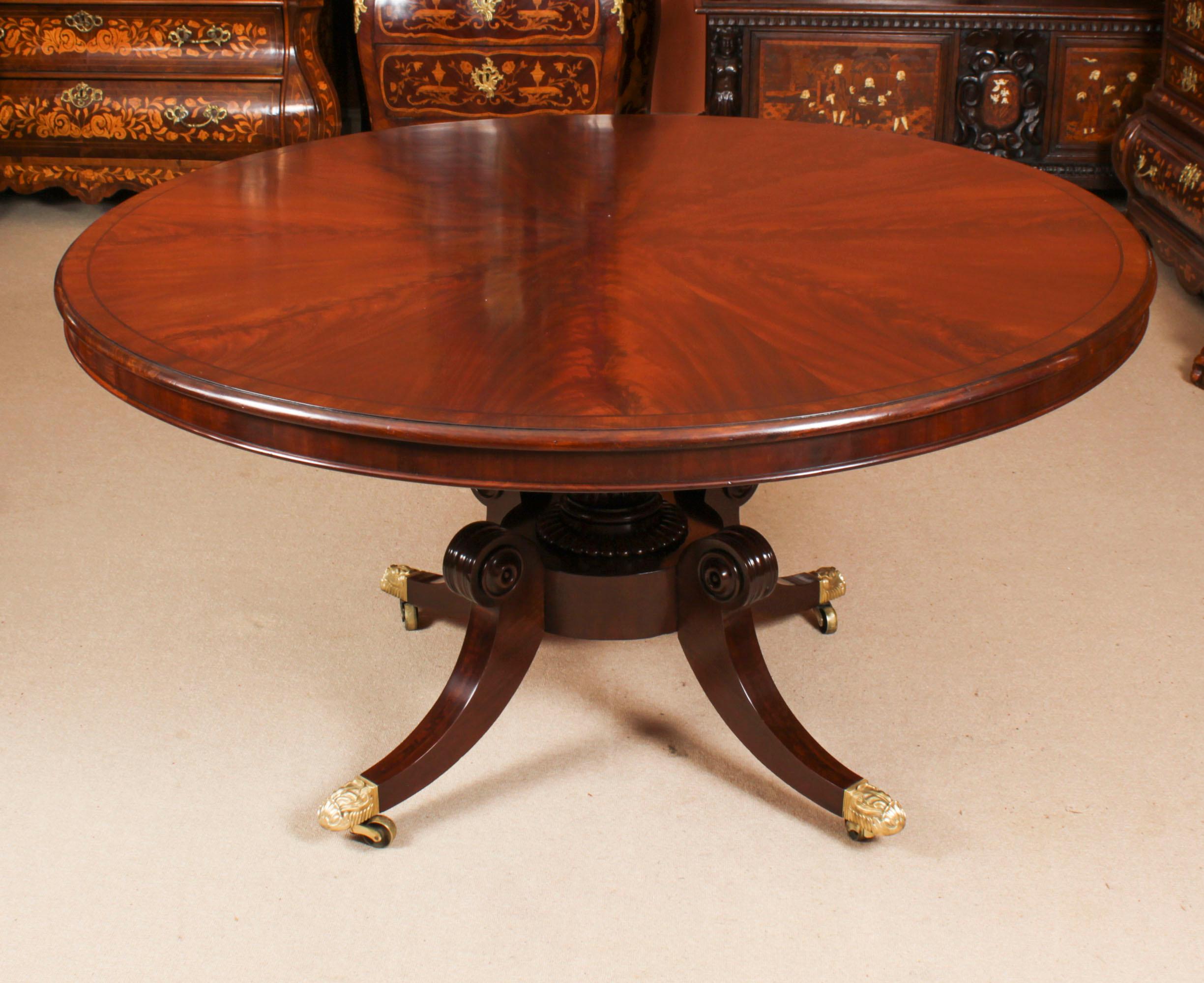 A stunning antique William IV  breakfast table / loo table, in the manner of Gillows, circa 1830 in date.

The lovely figured flame mahogany circular top that sits on a mahogany hand turned column with hand carved decoration raised on  quadruple