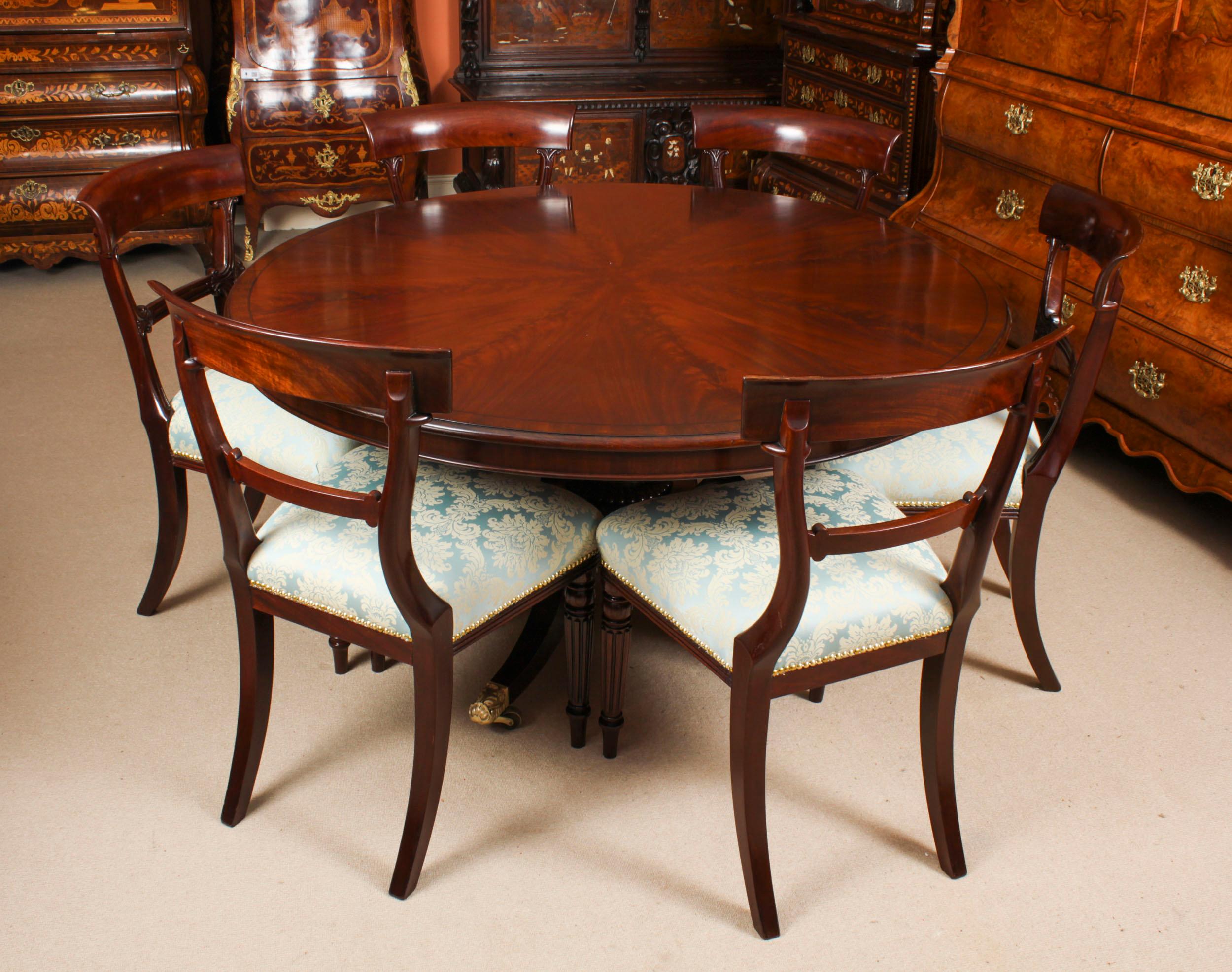 Une superbe table de petit déjeuner / table de salle à manger William IV à la manière de Gillows et l'ensemble assorti de six chaises de salle à manger William IV, le tout datant d'environ 1830.

Le beau plateau circulaire en acajou flammé figuré