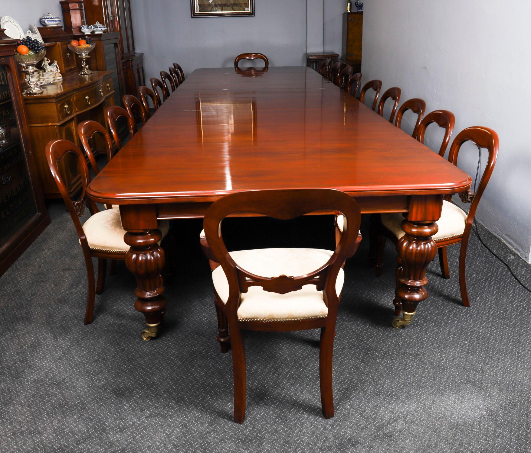 Si tratta di un fantastico set da pranzo composto da un antico tavolo da pranzo William Williams IV, datato CIRCA 1830, e da un set di venti sedie da pranzo con schienale a palloncino.

Questo bellissimo tavolo è in splendido mogano a fiamma e