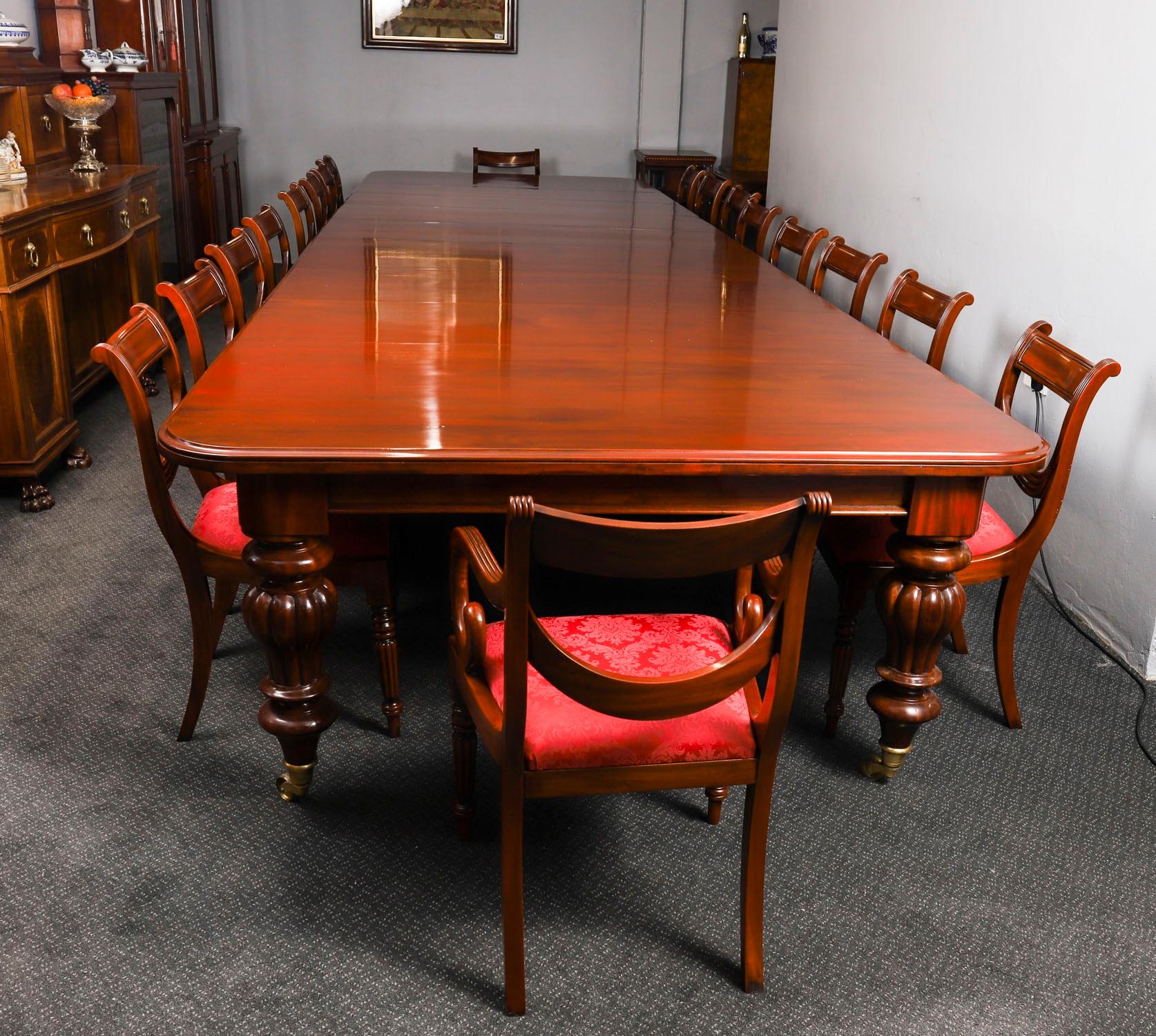 Si tratta di un fantastico set da pranzo composto da un antico tavolo da pranzo William Williams IV, datato CIRCA 1830, e da un set di diciotto sedie con schienale a festoni.

Questo bellissimo tavolo è in splendido mogano a fiamma e dispone di