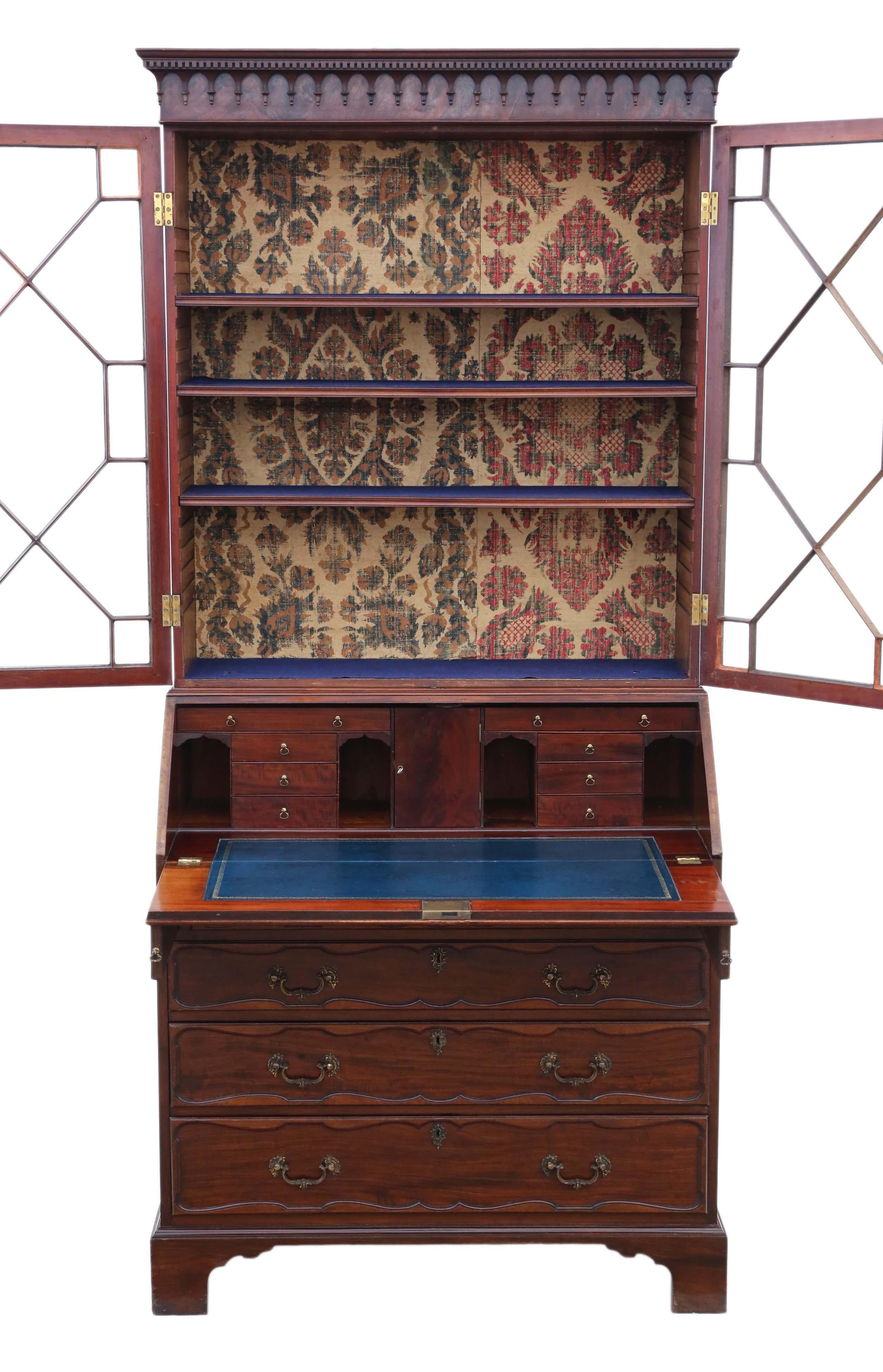 Antique fine quality William IV mahogany glazed bureau bookcase, circa 1835, 19th century.

We have a key for the bookcase and a small internal door only. Adjustable shelves.

Beautiful astral glazed doors with lovely period glass. Later tooled