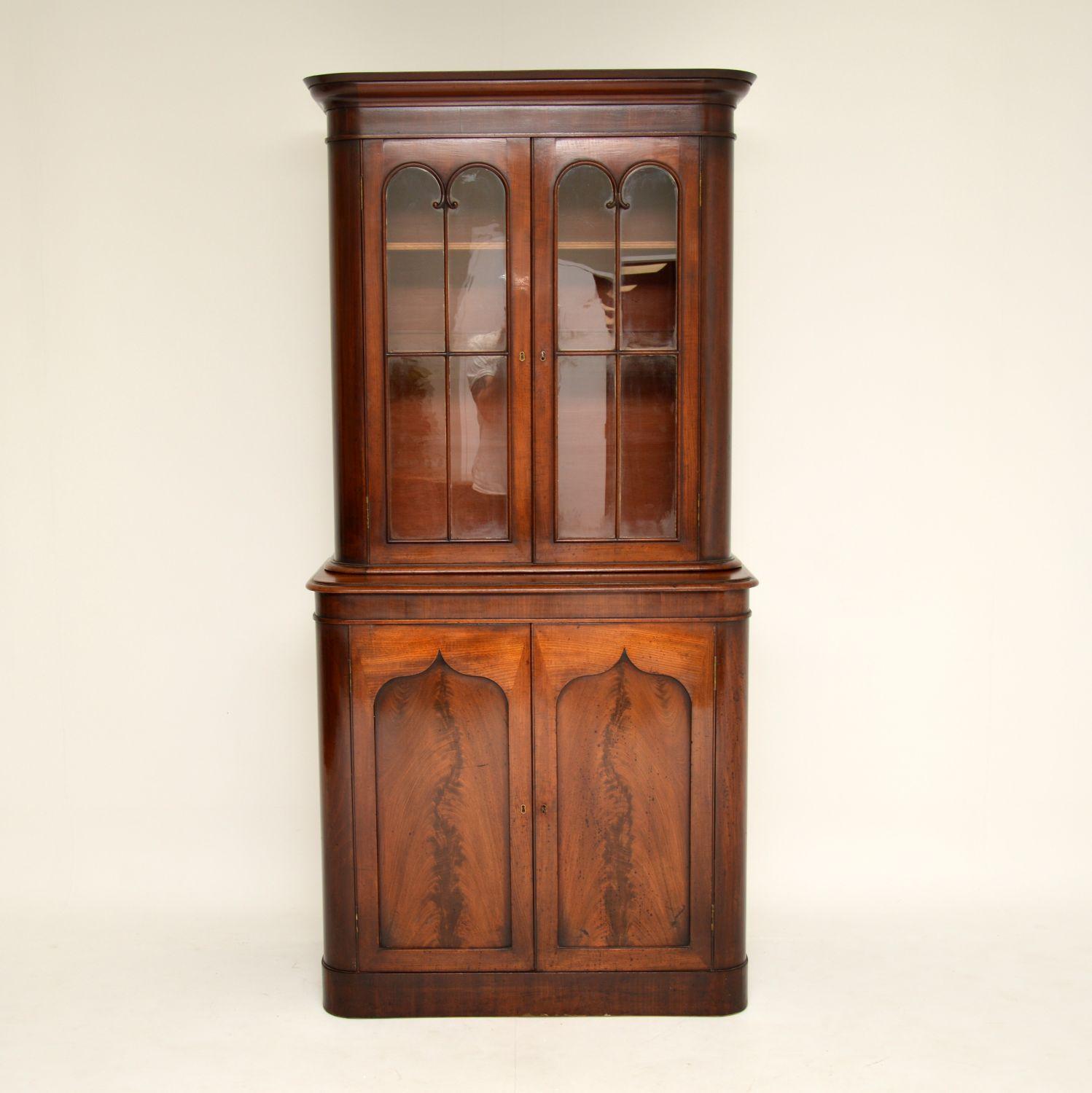 This antique William IV mahogany library bookcase is of extremely high quality and is in excellent original condition, with the warm color and nice patina, giving it plenty of character.

It has rounded corners all the way down and the top two