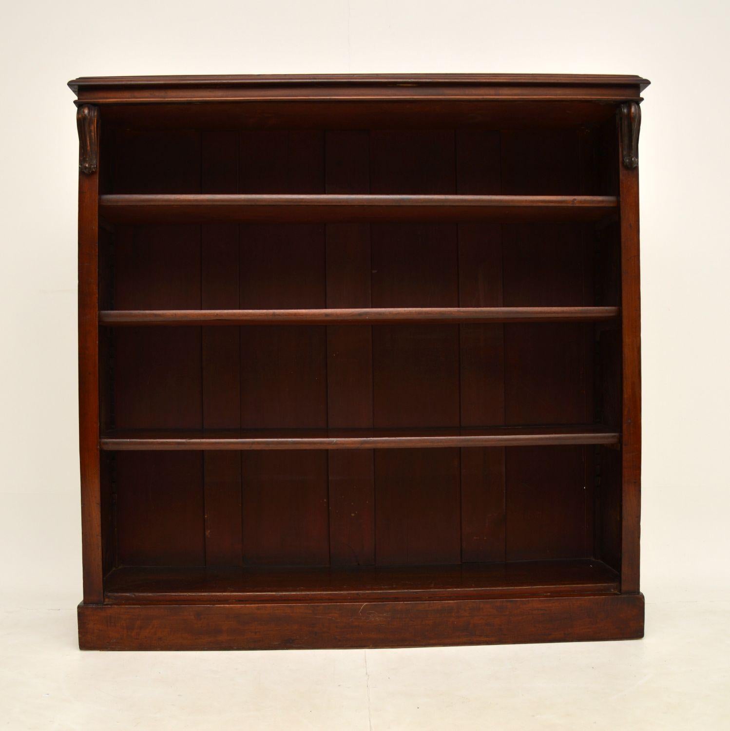 A fantastic antique William IV period mahogany open bookcase, dating from around the 1830-1840 period.

This has plenty of charm and character, and it is a very useful size. The shelves are all removable and adjustable, with shark teeth shelf
