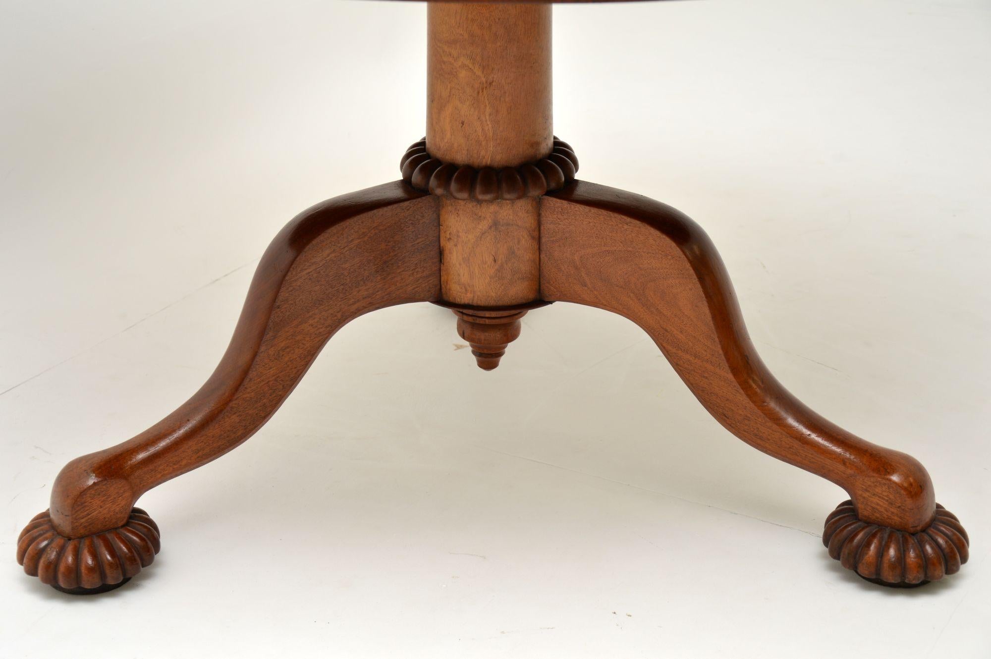 Antique William IV mahogany dining table or centre table, which can also be tilted up when not in use. It’s a very strong looking table and is sturdy too. The condition is excellent and it dates to circa 1830-1840 period. The solid mahogany base has