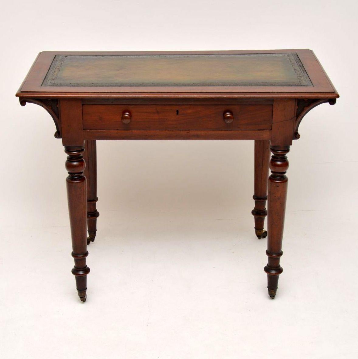 Antique William IV mahogany writing table in good original condition and with a lot of character. It has a tooled leather writings surface and a polished back. The single drawer has fine dovetails, a lock and turned bun handles. It has interesting