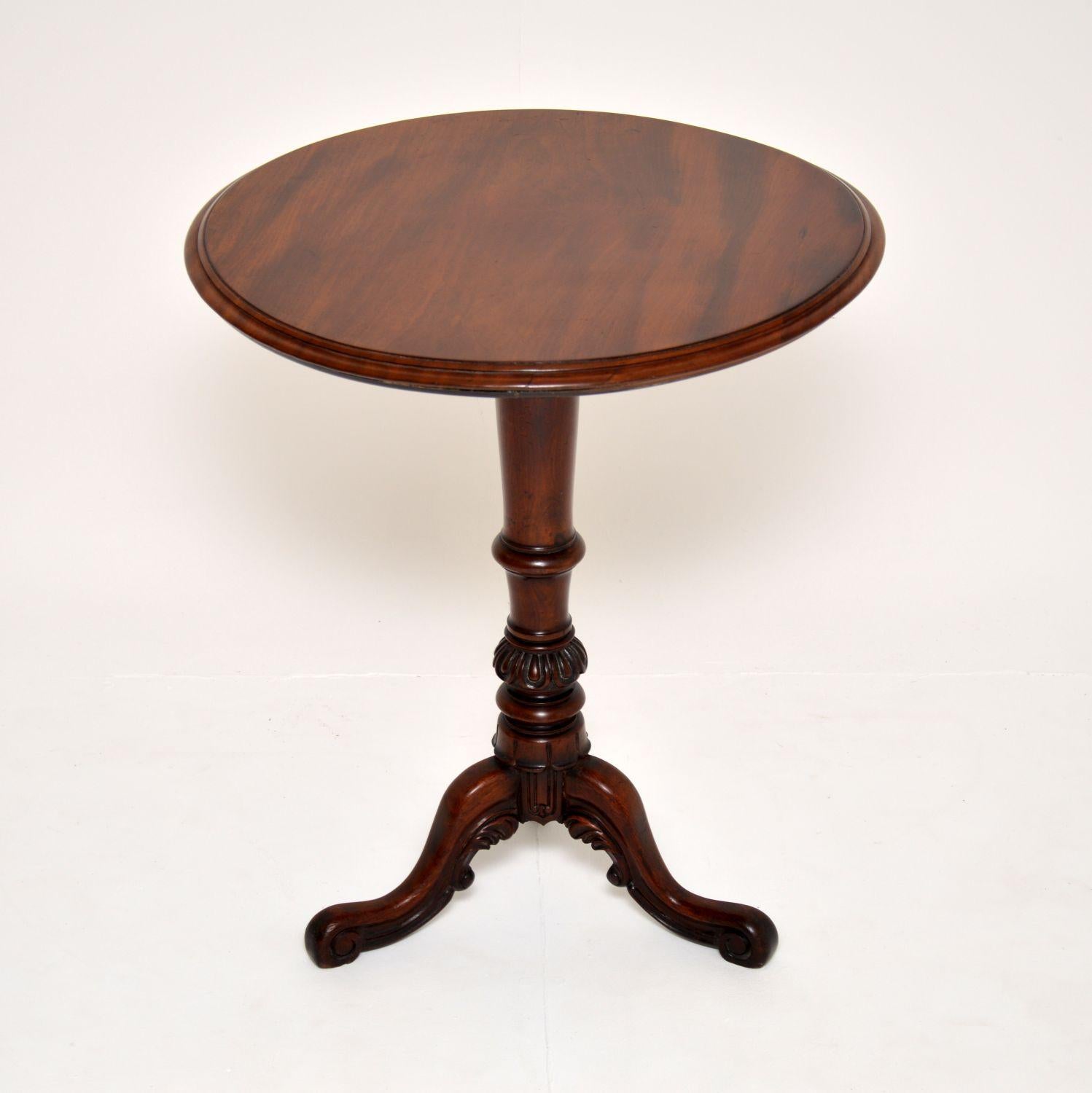 A fantastic original antique William IV period occasional table. This was made in England, it dates from around the 1830-1840 period.

It is of amazing quality, with a very strong and gutsy design. The central column base has beautiful carving and
