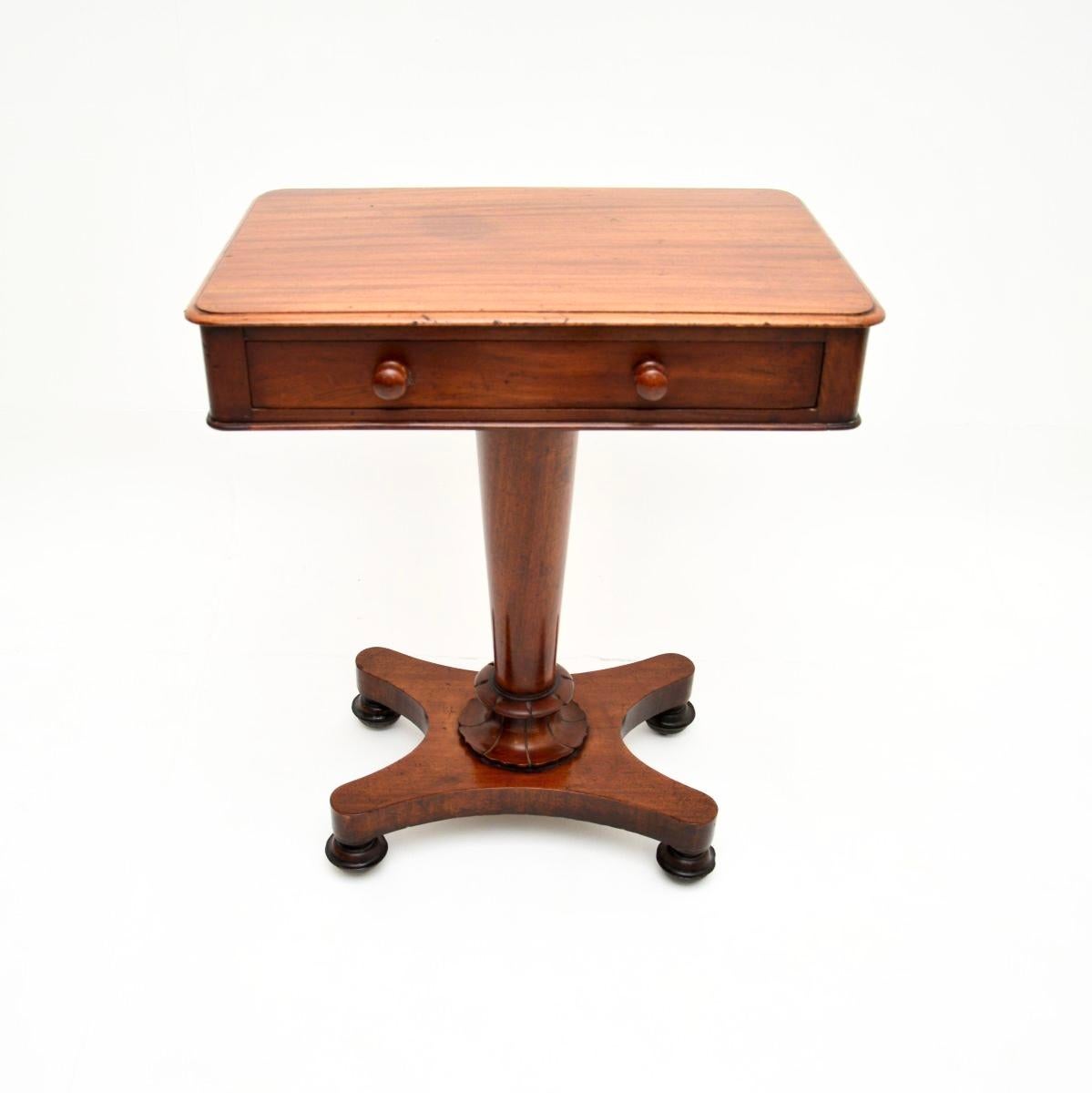 Une table d'appoint antique William IV, élégante et extrêmement bien réalisée. Fabriqué en Angleterre, il date de la période 1830-1840.

La qualité est superbe, c'est une taille très utile. Il comporte un tiroir à l'avant et un faux tiroir à