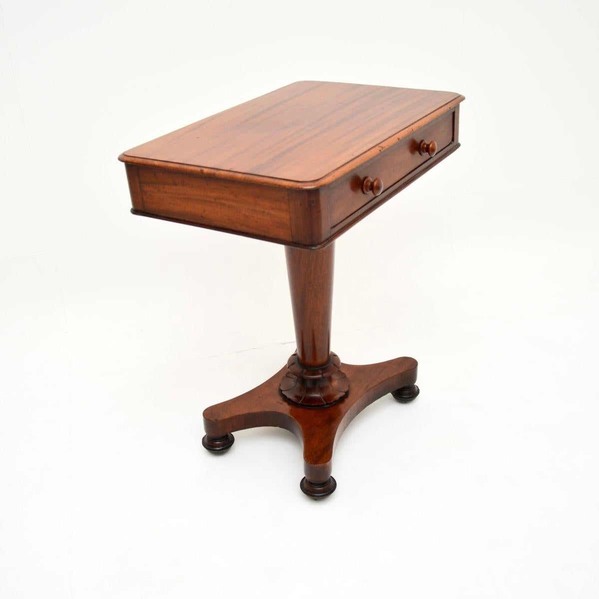 Britannique Ancienne table d'appoint William IV en vente