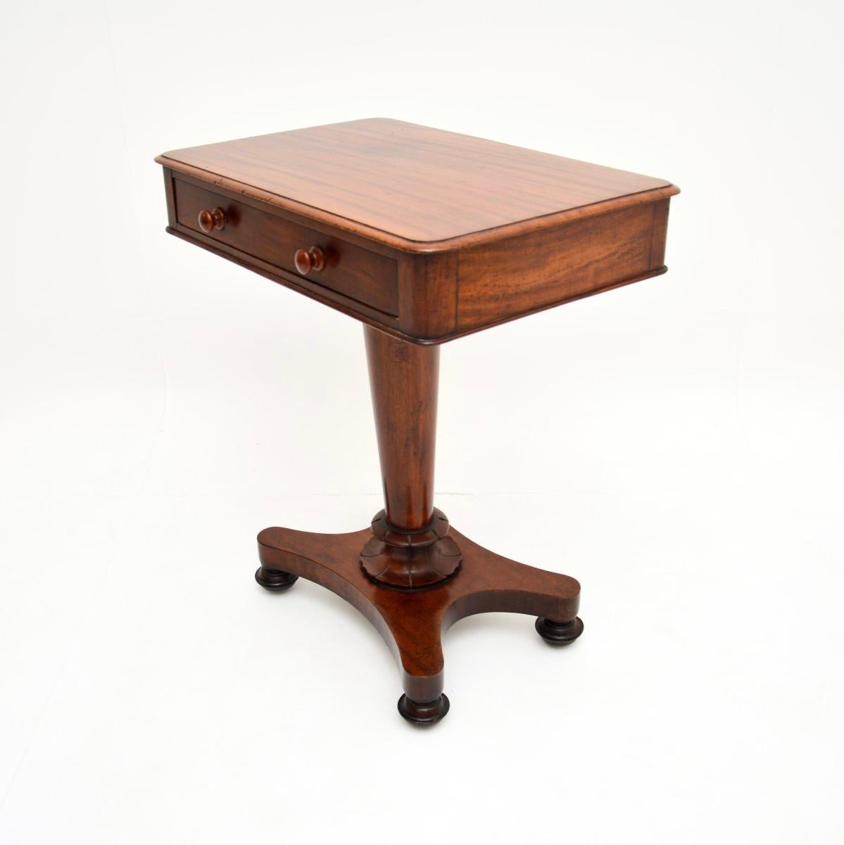 Milieu du XIXe siècle Ancienne table d'appoint William IV en vente