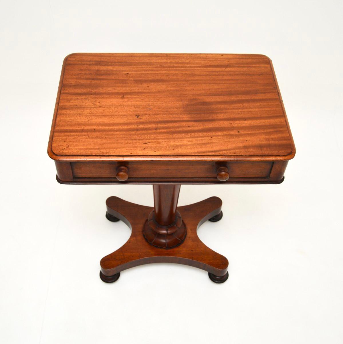 Bois Ancienne table d'appoint William IV en vente