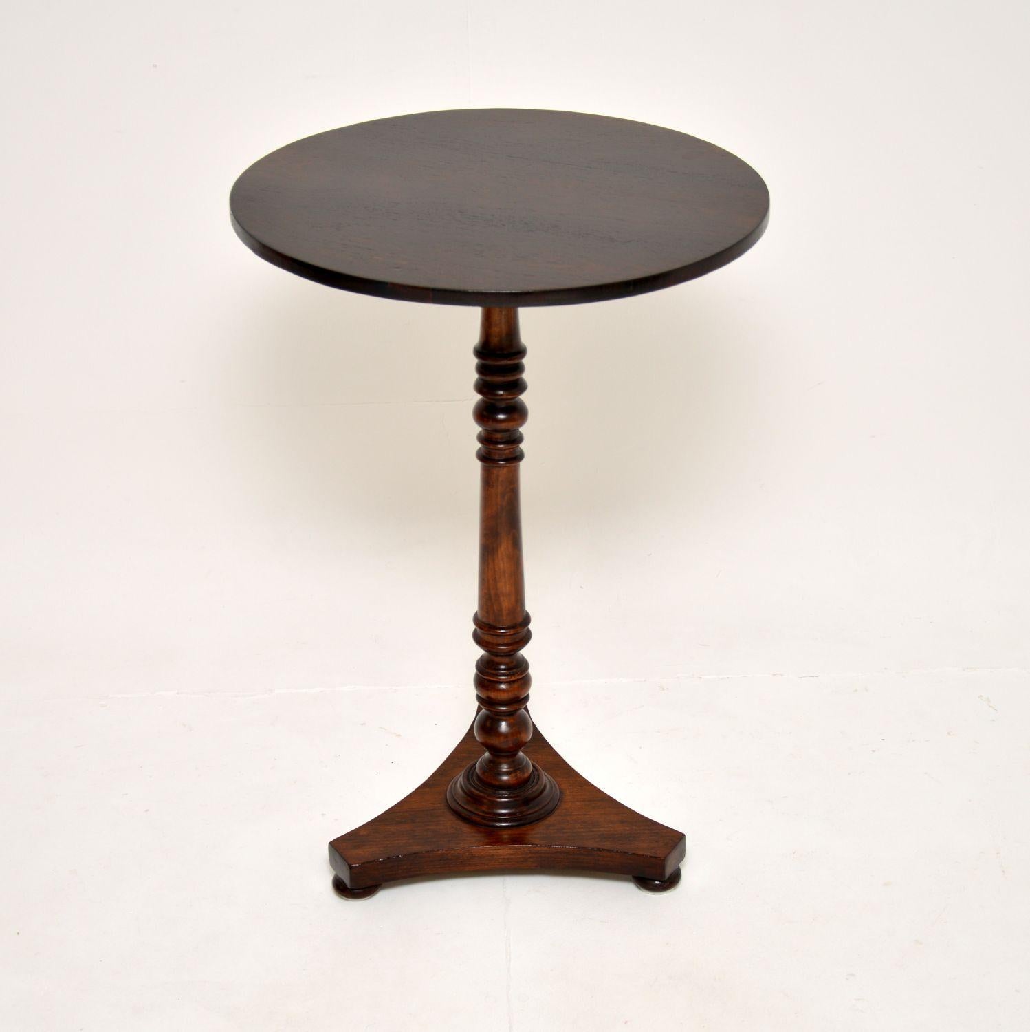 A beautifully made antique William IV occasional table. This was made in England, it dates from around the 1830-1840 period.

It is of superb quality, with a circular top, siting on a nicely turned gun barrel column and a tripod platform base.

We