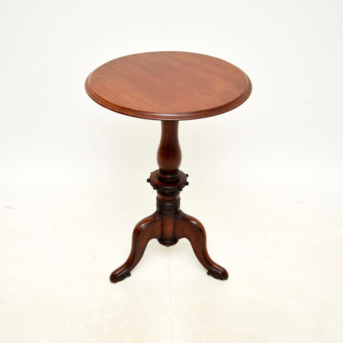 Une fantastique table d'appoint d'époque William IV. Fabriqué en Angleterre, il date de la période 1830-1840.

Il est d'une qualité étonnante, avec un design très audacieux et frappant. La base de la colonne centrale est magnifiquement sculptée et