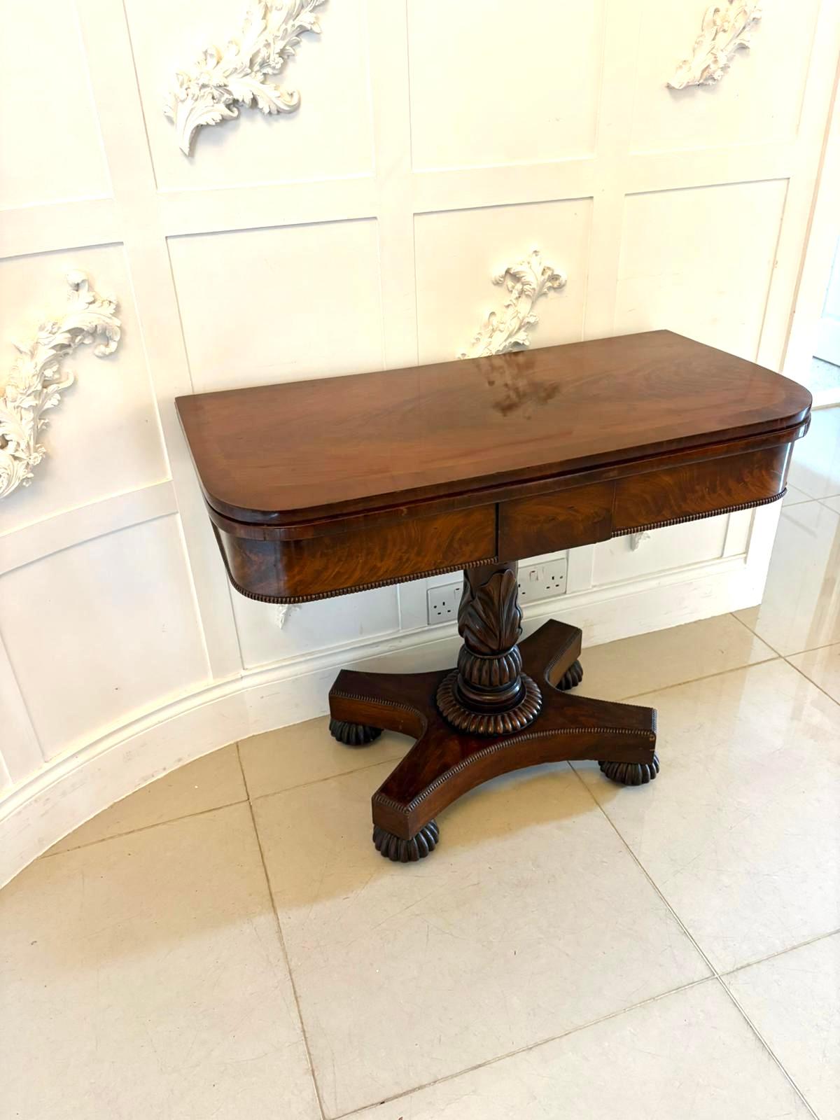Antigua mesa de cartas/consola de caoba labrada de calidad Guillermo IV, con tablero giratorio de caoba labrada de calidad, que se abre para revelar un interior de batista, friso de caoba labrada con forma, sostenido por una columna de caoba