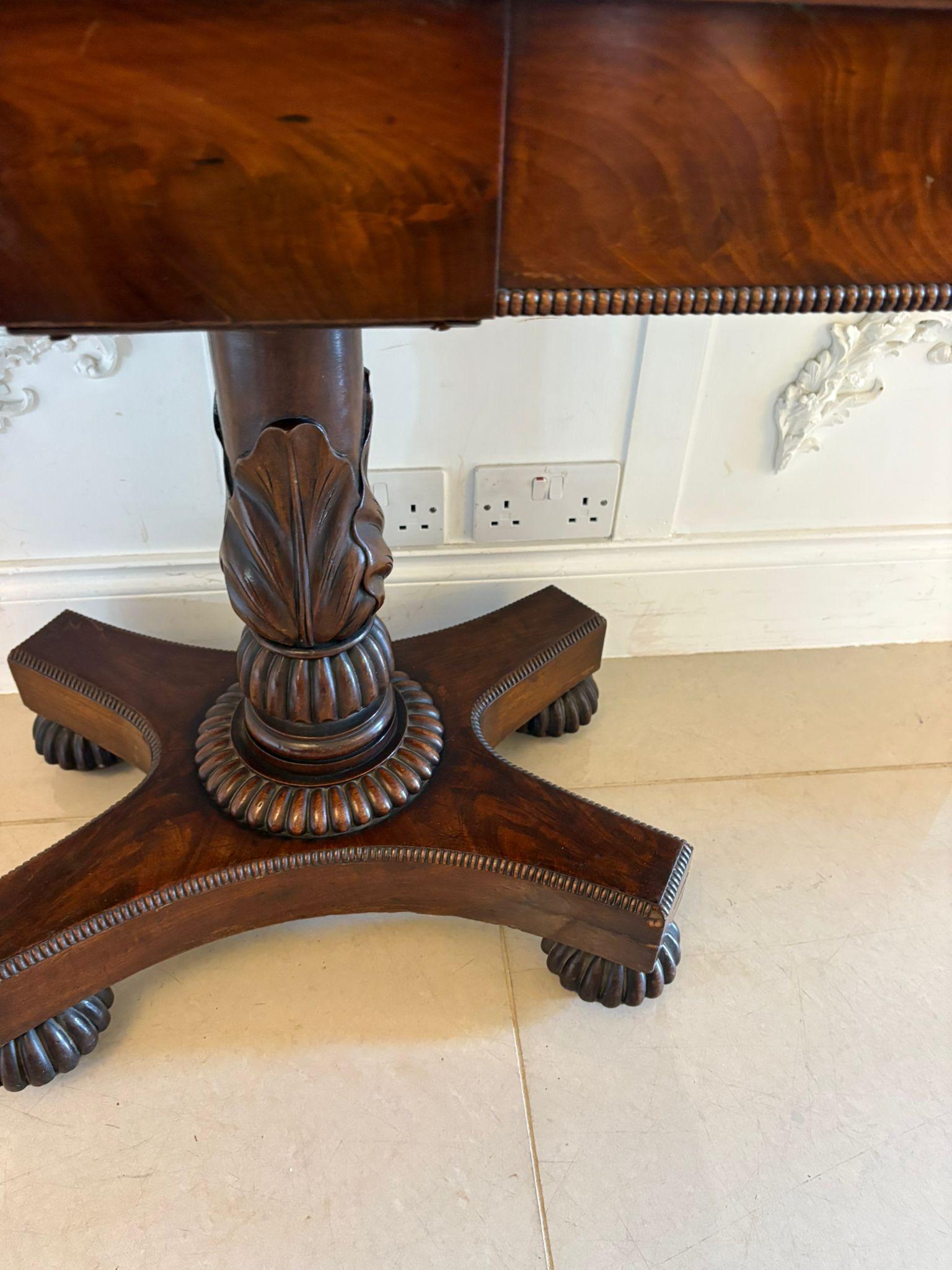 Antigua mesa de cartas/consola de caoba figurada de calidad William IV siglo XIX en venta