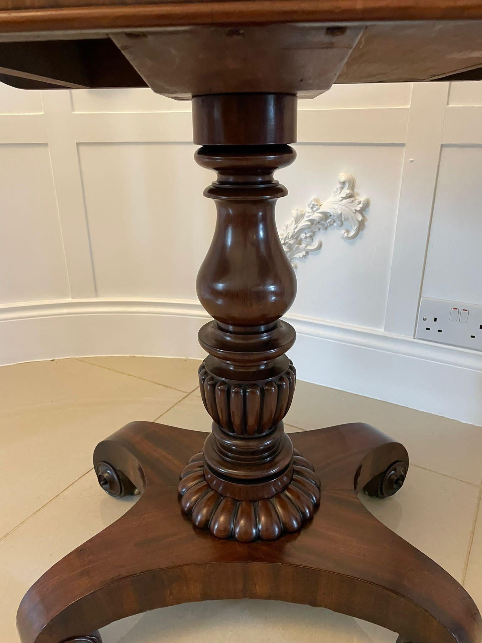 Ancienne table à thé en acajou figuré de qualité William IV en vente 5