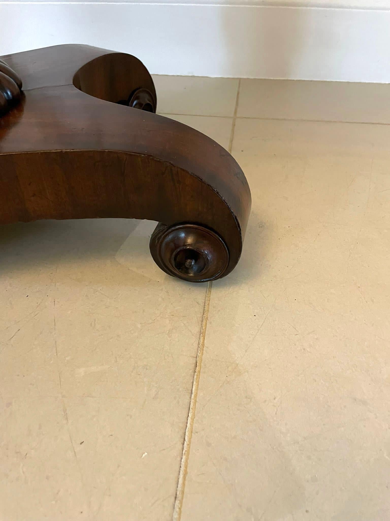 Ancienne table à thé en acajou figuré de qualité William IV en vente 7