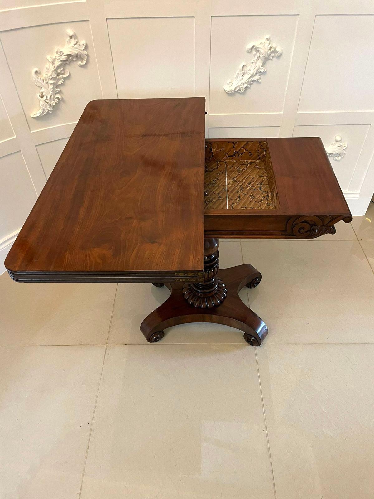 Milieu du XIXe siècle Ancienne table à thé en acajou figuré de qualité William IV en vente
