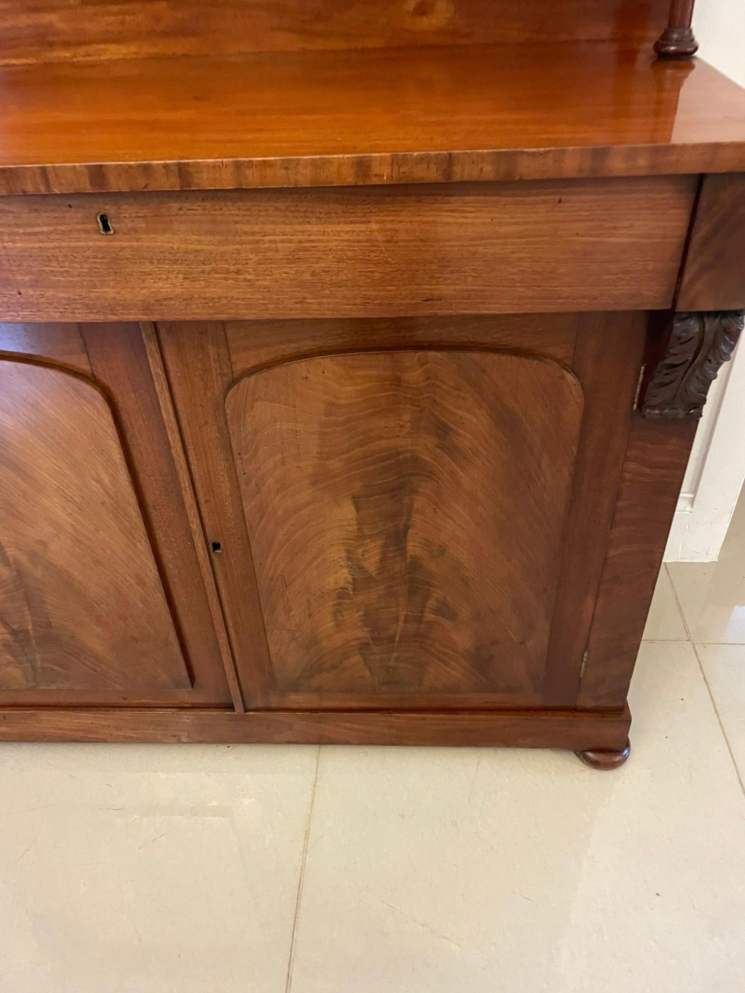 XIX secolo Antico Chiffoniere in mogano di qualità William IV in vendita