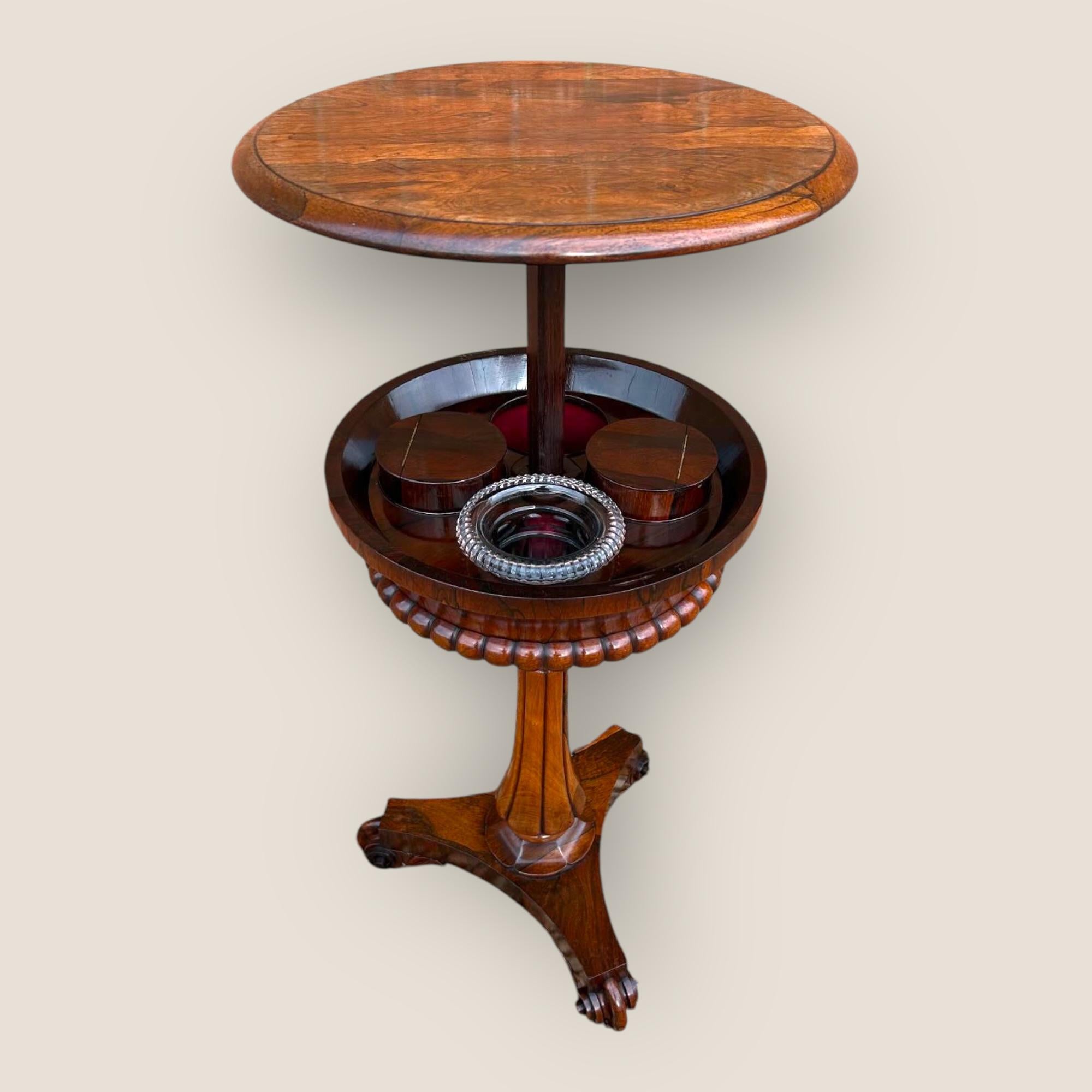Una antigua tetera de palisandro de Guillermo IV (1830-1837). La palabra 