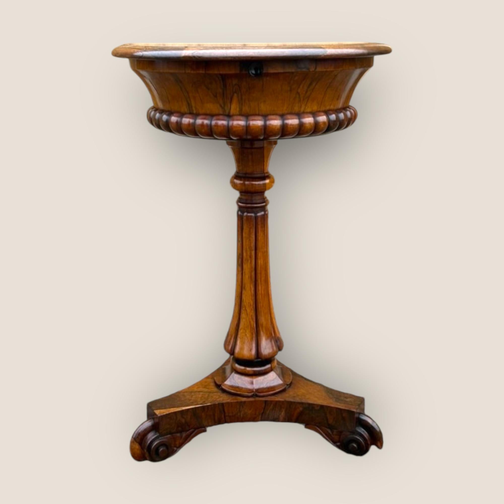 Antigüedades William IV Rosewood Mesa ocasional con base trípode y caddies de té Británico en venta