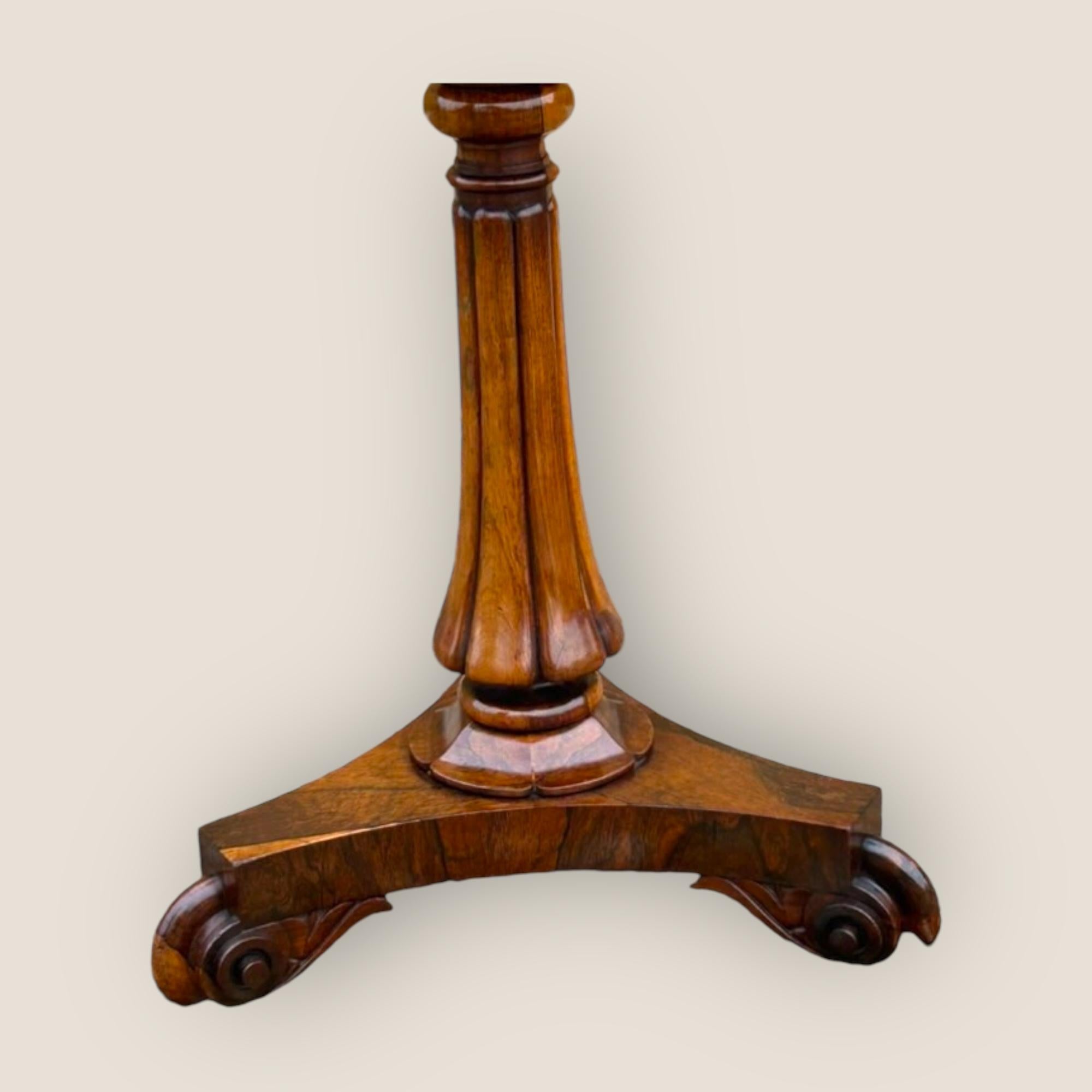 Antigüedades William IV Rosewood Mesa ocasional con base trípode y caddies de té Tallado en venta