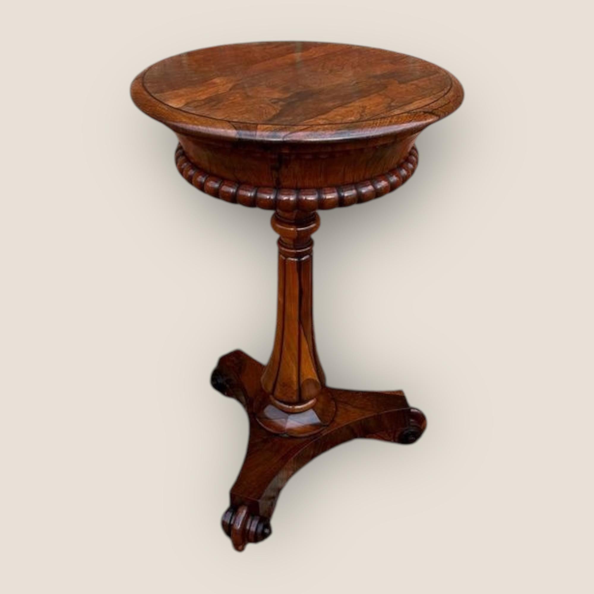 Antigüedades William IV Rosewood Mesa ocasional con base trípode y caddies de té siglo XIX en venta