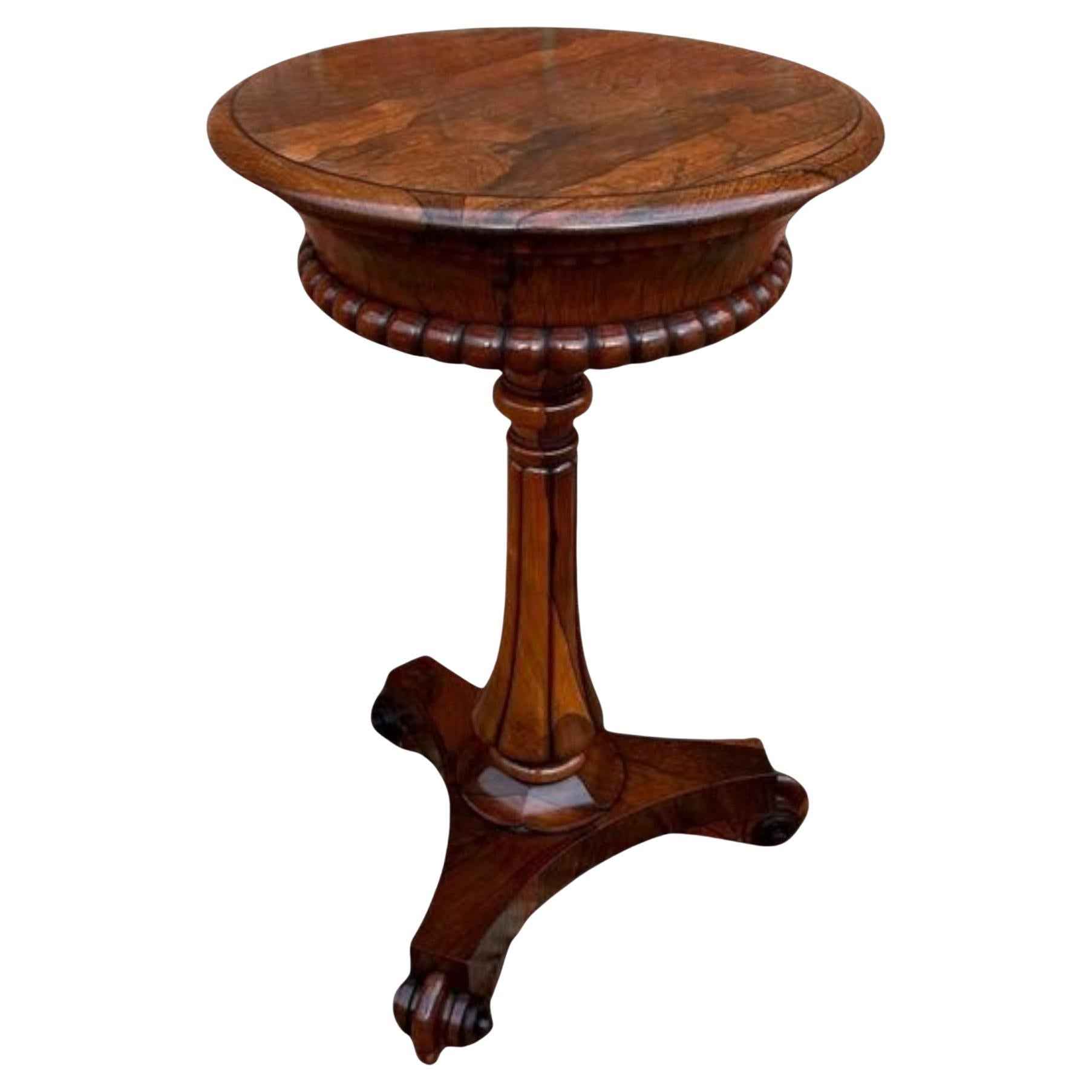Antigüedades William IV Rosewood Mesa ocasional con base trípode y caddies de té en venta