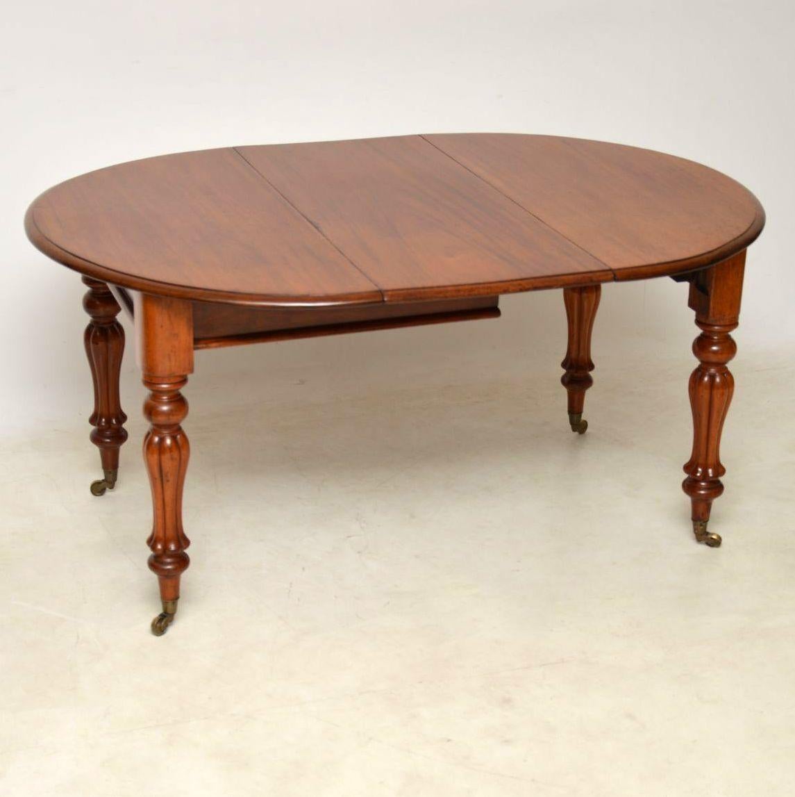 Antique William IV solid mahogany circular dining table that extends with one leaf to seat six people. It’s in excellent original condition with a good patina and plenty of character. This table has the typical William IV turned and fluted tulip