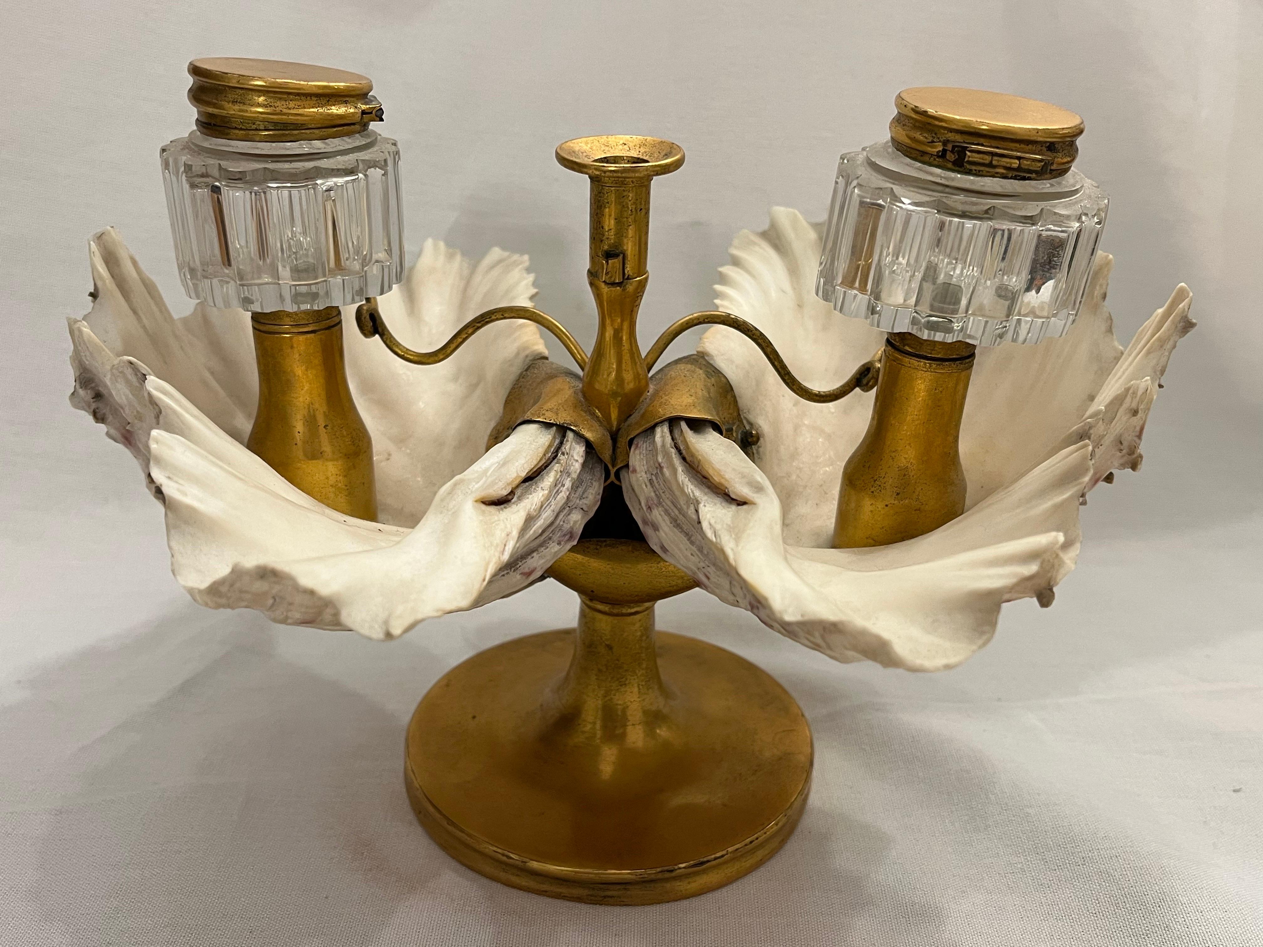 XIXe siècle Antiquité - Encrier double en bronze doré avec repose-plume Stand de bougie en vente