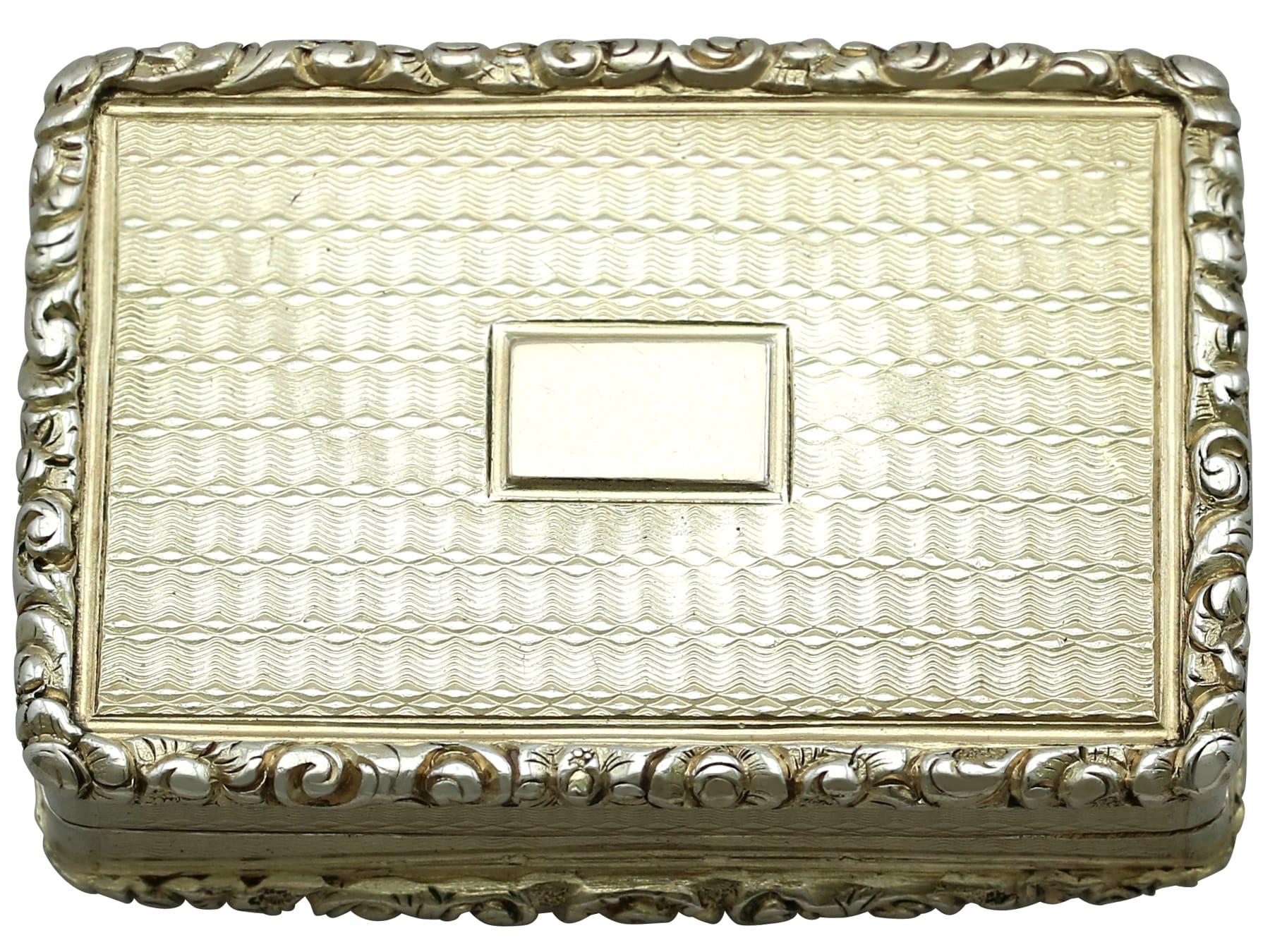 Una excepcional, fina e impresionante vinagrera antigua inglesa de plata de ley dorada con tapa de castillo que representa la abadía de Dryburgh; una adición a nuestra colección de cajas de colección.

Esta excepcional vinagrera antigua de plata