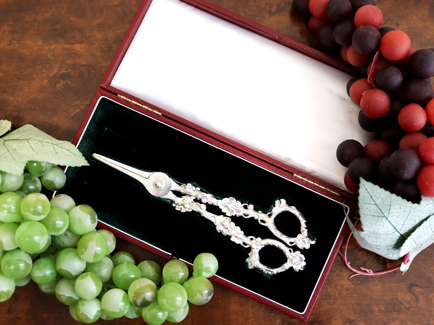 Antique William IV Sterling Silver Grape Shears by Paul Storr In Excellent Condition For Sale In Jesmond, Newcastle Upon Tyne