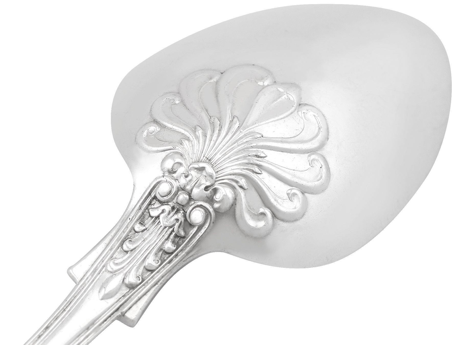 Milieu du XIXe siècle Cuillères à sauce anciennes en argent Sterling à motif de la Reine en vente