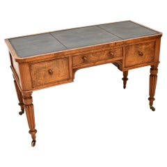 Ancienne table à écrire / bureau à dessus en cuir en noyer William IV par Edwards and Roberts