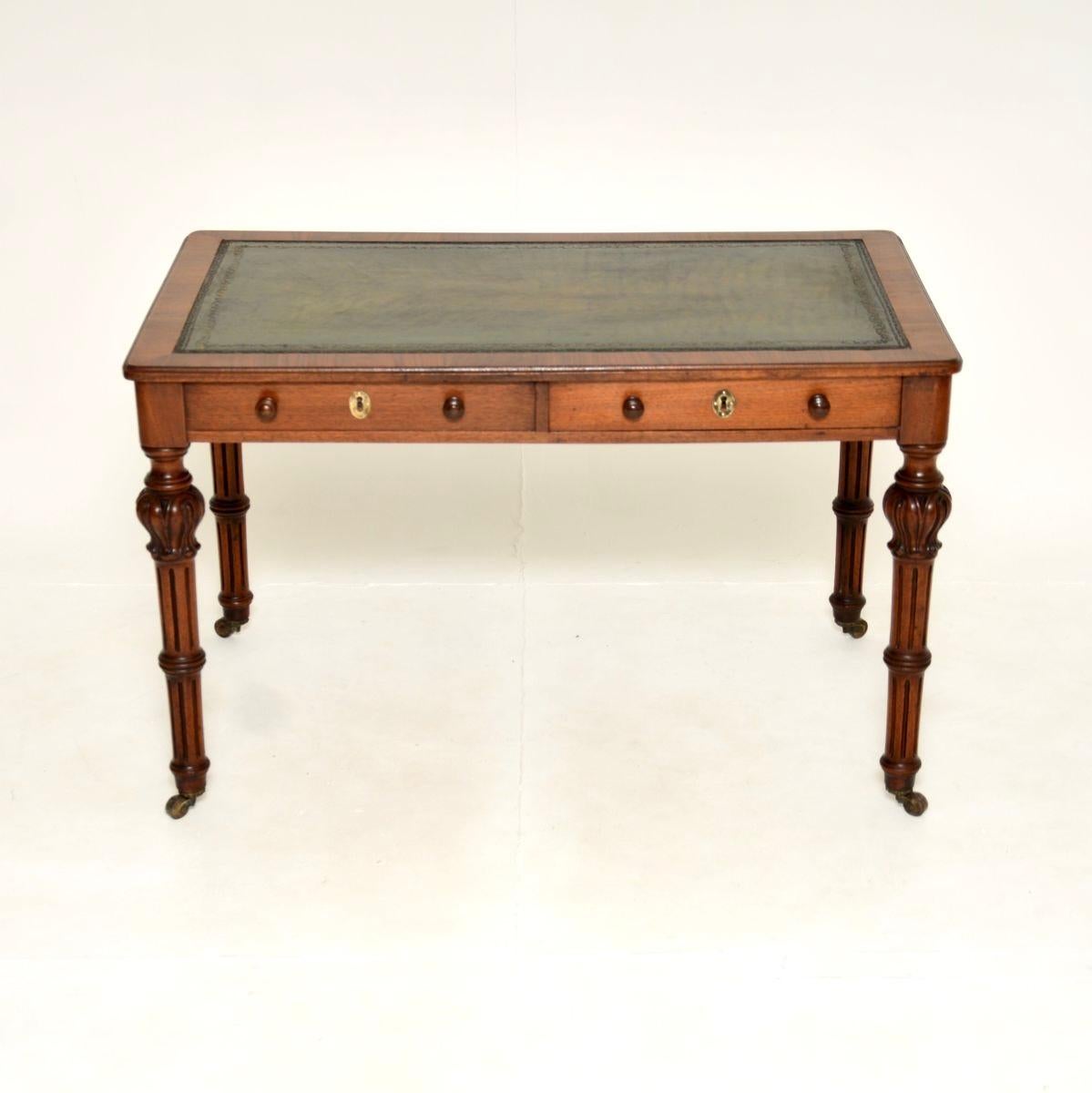 Eine hervorragende antike William IV Nussbaum Partner Schreibtisch / Schreibtisch. Sie wurde in England hergestellt und stammt aus der Zeit um 1830-1840.

Die Qualität ist hervorragend, es handelt sich um einen der besten Schreibtische dieser Zeit,